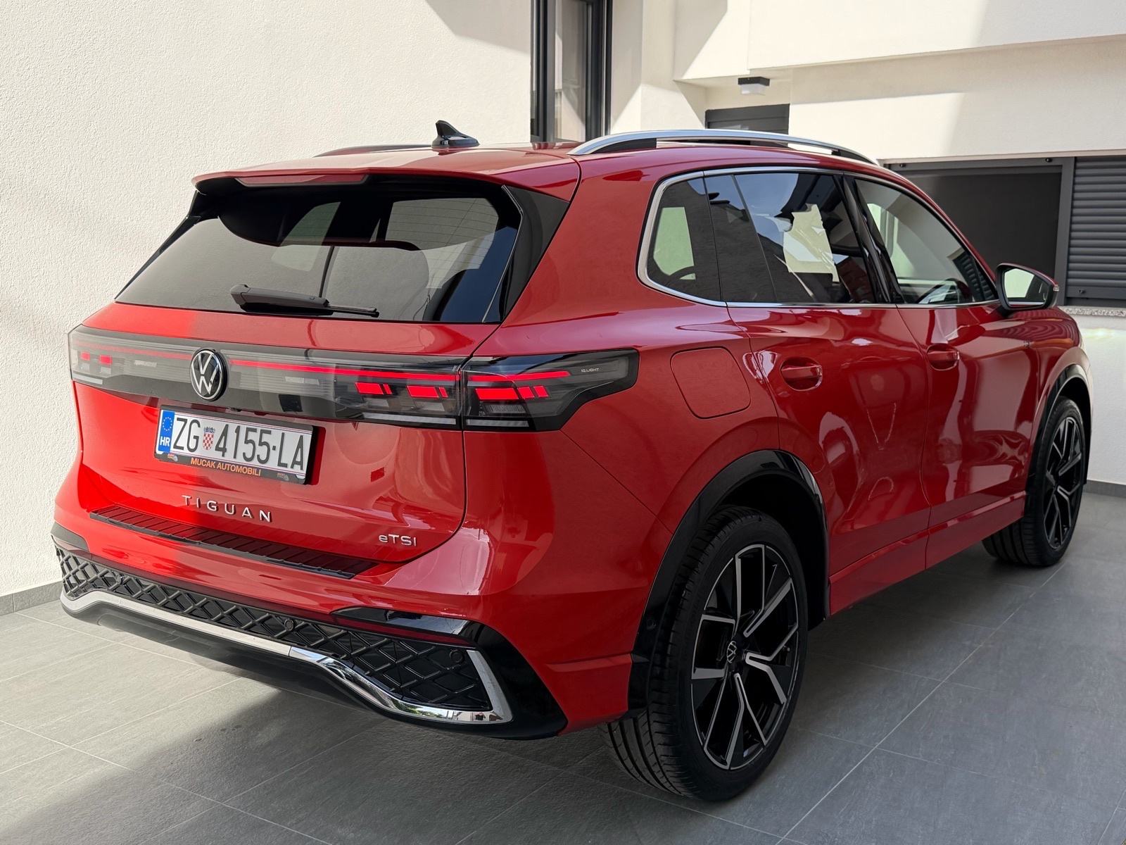 VW Tiguan 1,5 eTSI automatik R-Line Plus /1. Vlasnik/Reg 1g./, fotografija 9