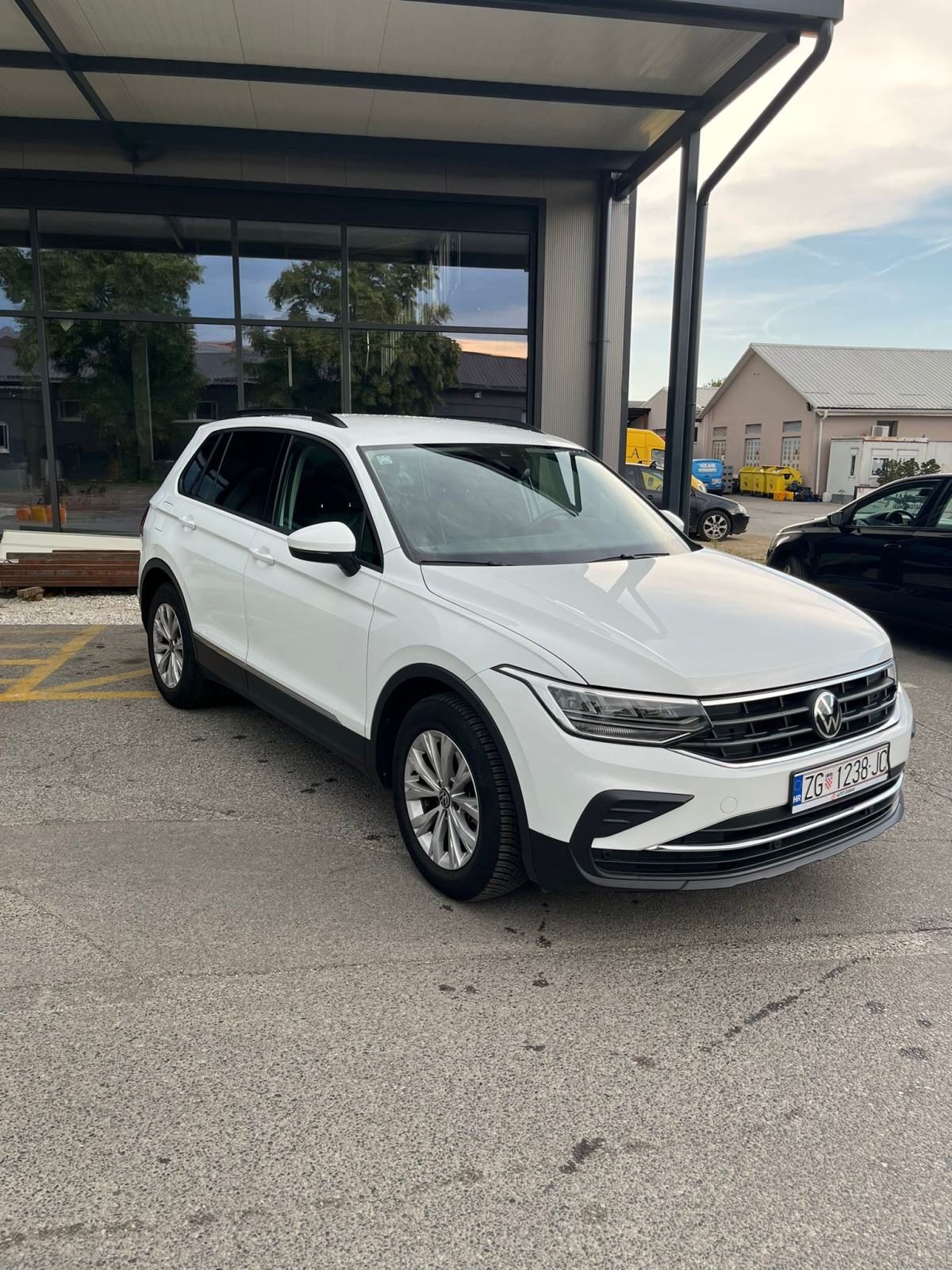 VW Tiguan, prvi vlasnik, HR auto, garancija, *** 25.000km ***, fotografija 2