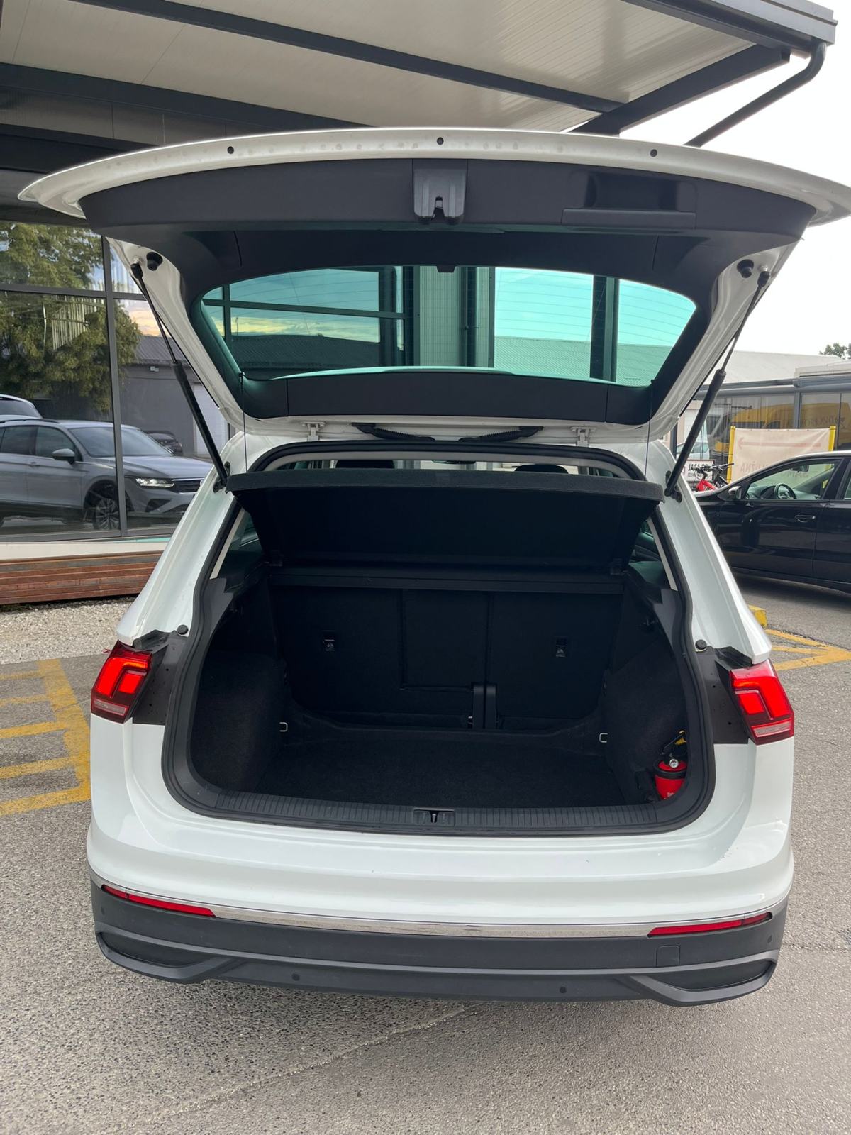 VW Tiguan, prvi vlasnik, HR auto, garancija, *** 25.000km ***, fotografija 11
