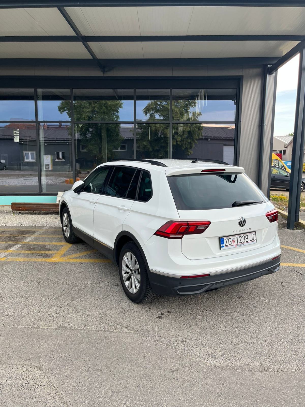 VW Tiguan, prvi vlasnik, HR auto, garancija, *** 25.000km ***, fotografija 4