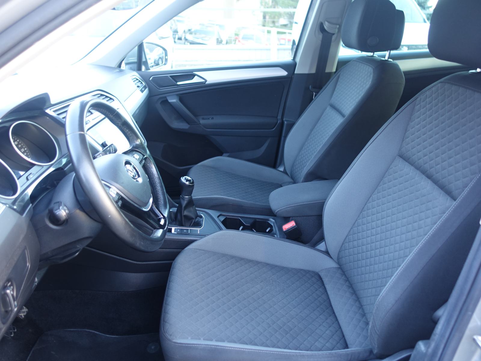 VW Tiguan 1,6 TDi Comfortline / NOVE GUME + JAMSTVO + REGISTRCIJA, fotografija 9