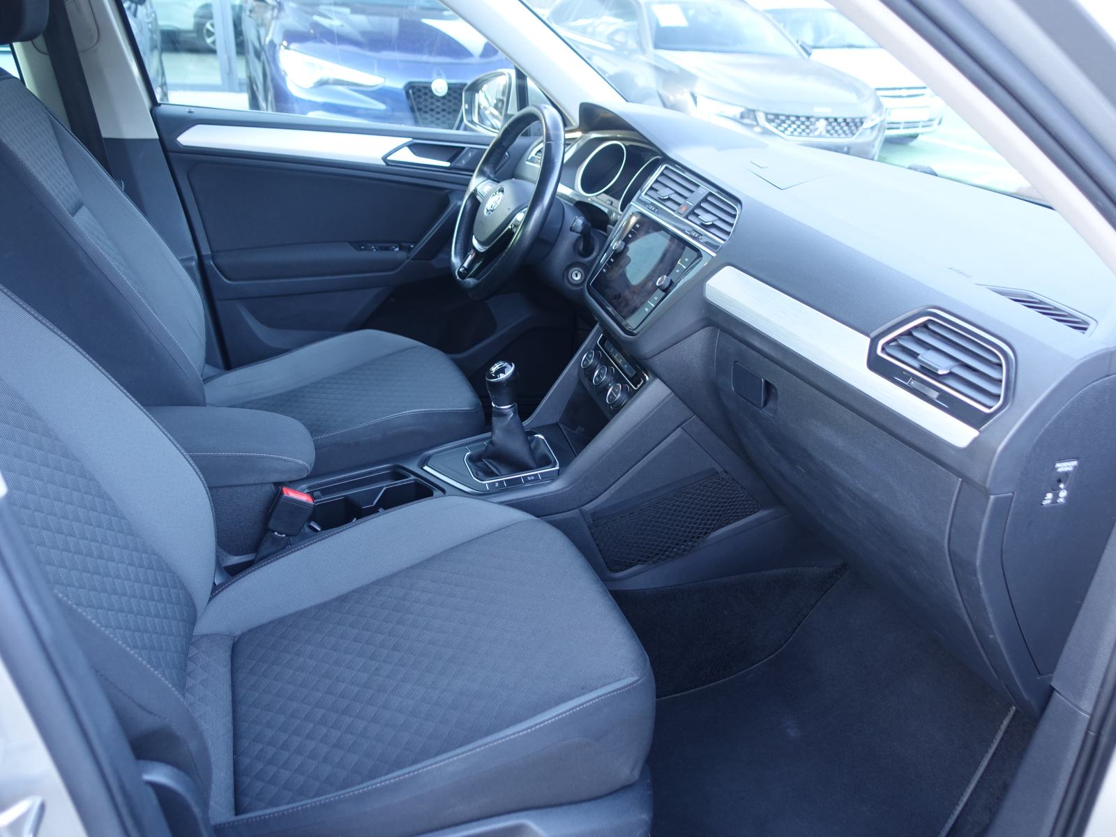 VW Tiguan 1,6 TDi Comfortline / NOVE GUME + JAMSTVO + REGISTRCIJA, fotografija 10