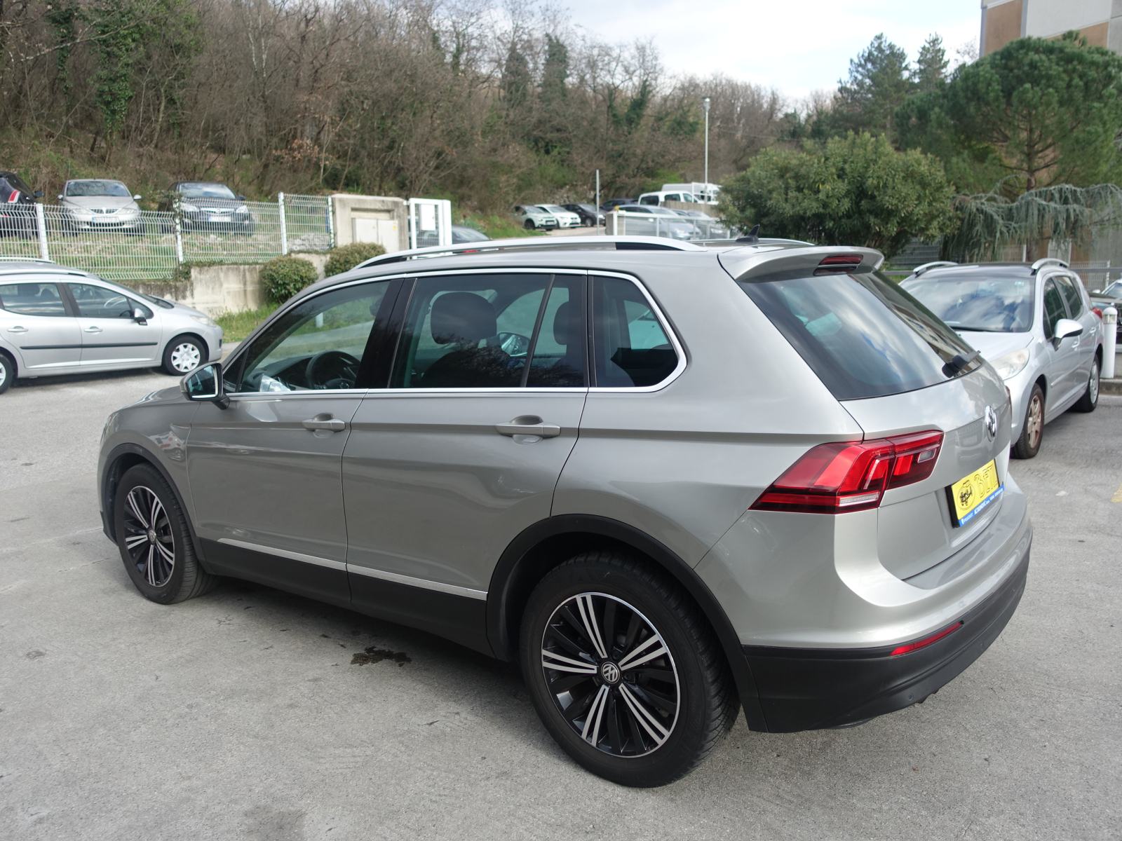 VW Tiguan 1,6 TDi Comfortline / NOVE GUME + JAMSTVO + REGISTRCIJA, fotografija 5