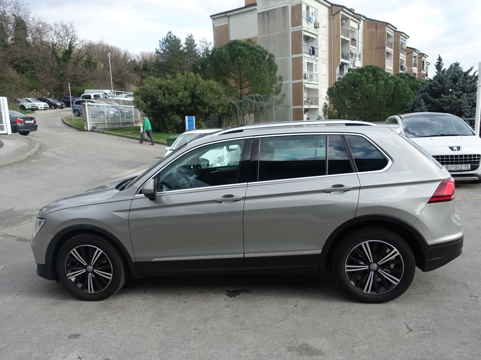 VW Tiguan 1,6 TDi Comfortline / NOVE GUME + JAMSTVO + REGISTRCIJA, fotografija 6