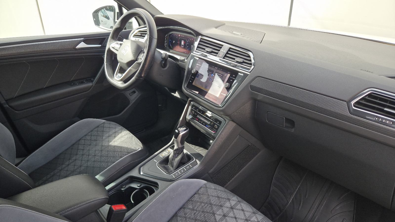 VW Tiguan 2.0 TDI R-Line DSG * Nije uvoz * Prvi vlasnik *, fotografija 5