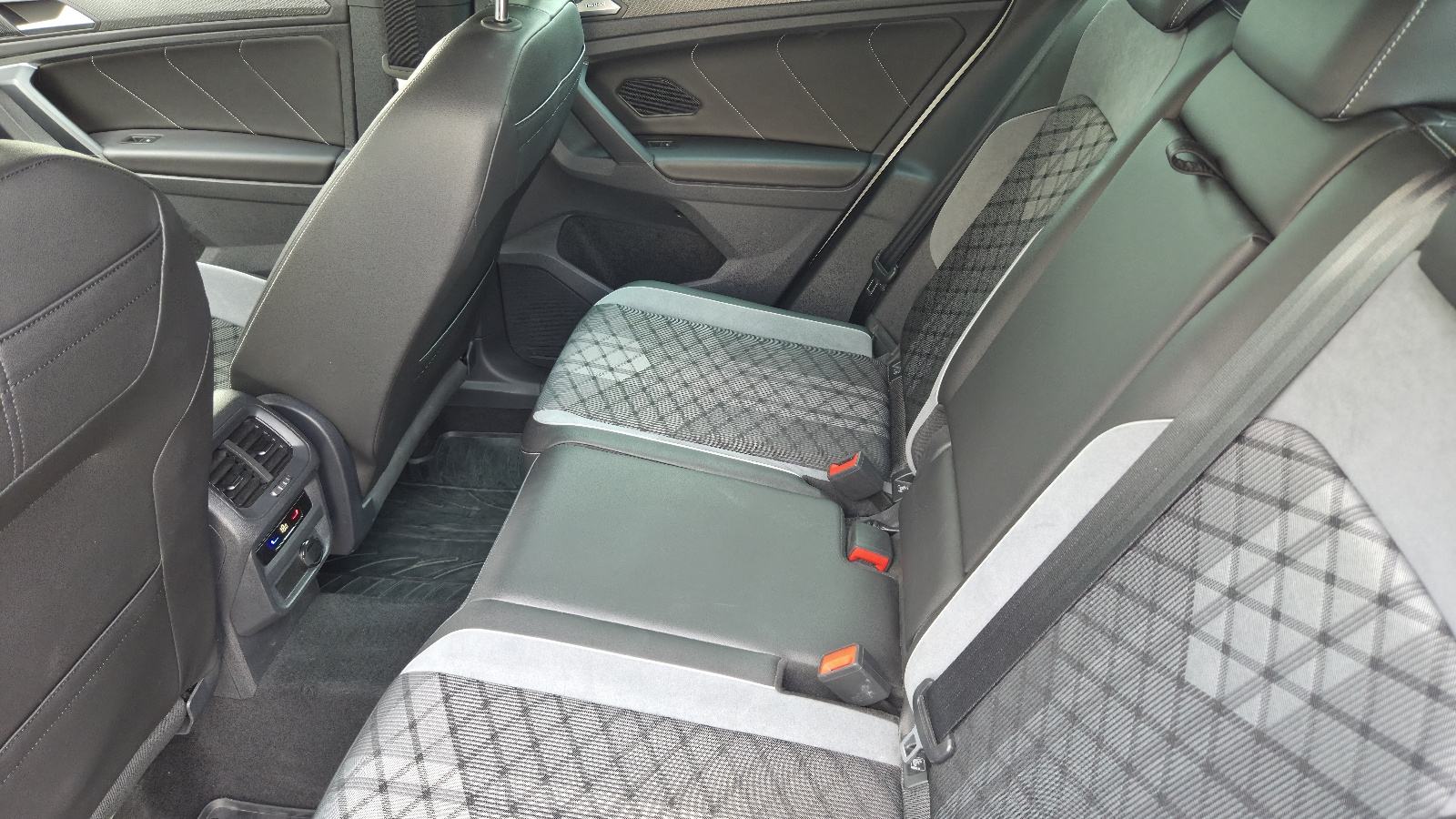 VW Tiguan 2.0 TDI R-Line DSG * Nije uvoz * Prvi vlasnik *, fotografija 8