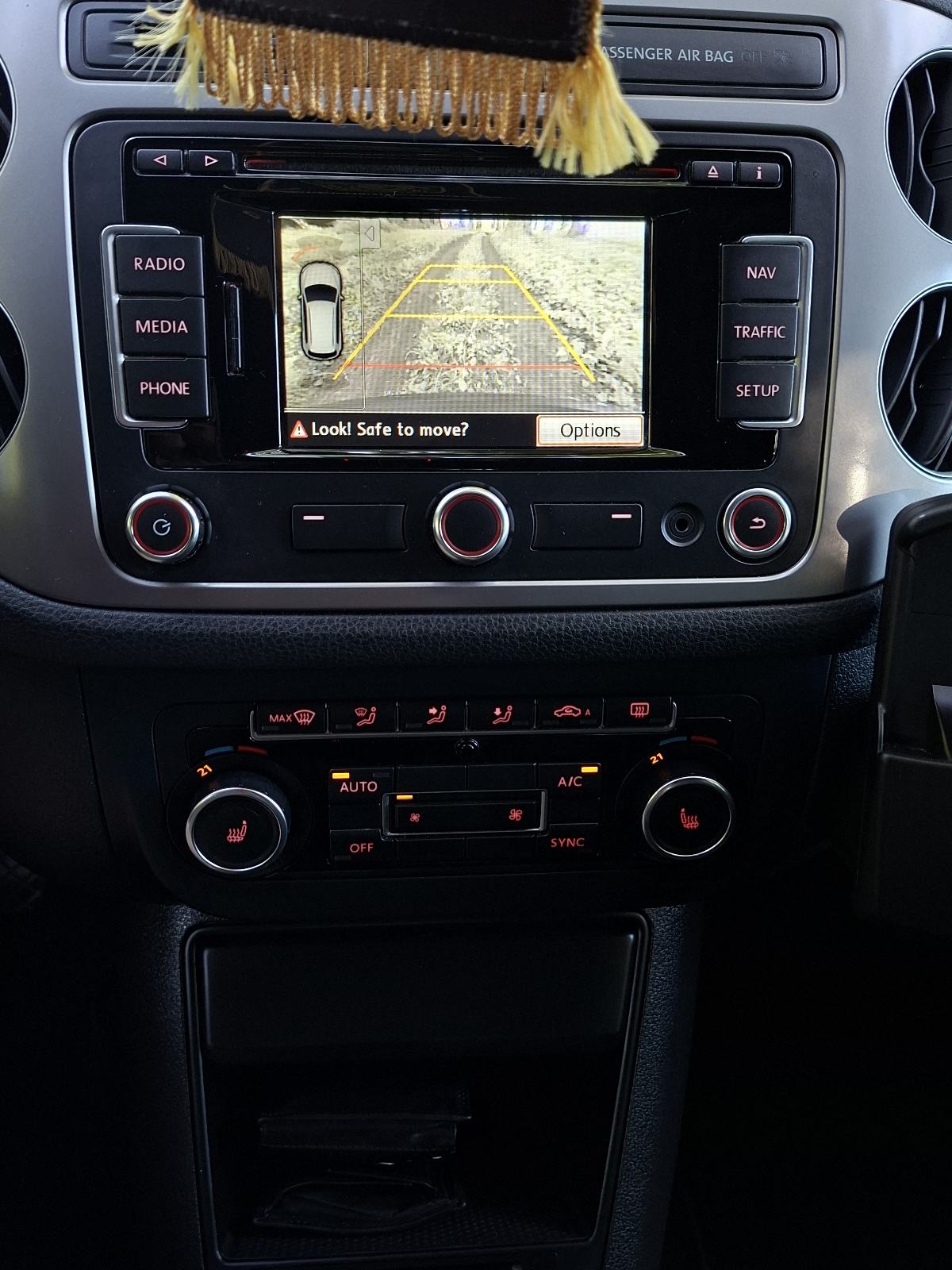 VW Tiguan 2.0 TDI 103 kw LOUNGE -reg. 04./27., servisna- VLASNICA -, fotografija 20
