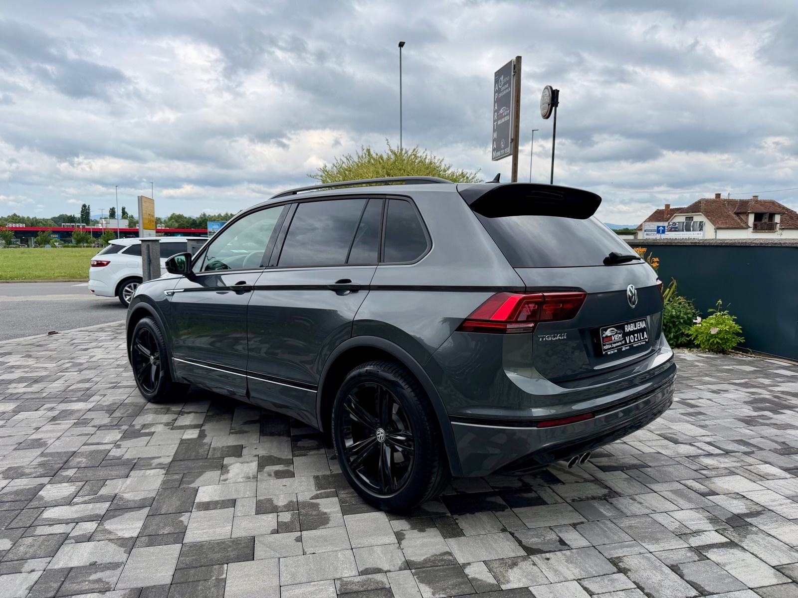 VW Tiguan 2,0 TDI R-LINE-BLACK PAKET-VIRTUAL-KAMERA-REG. 6/2027 G., fotografija 2