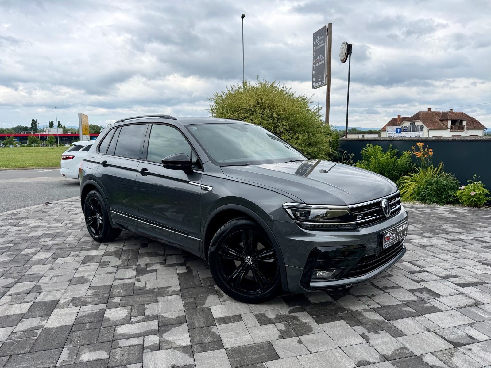 VW Tiguan 2,0 TDI R-LINE-BLACK PAKET-VIRTUAL-KAMERA-REG. 6/2027 G., fotografija 3
