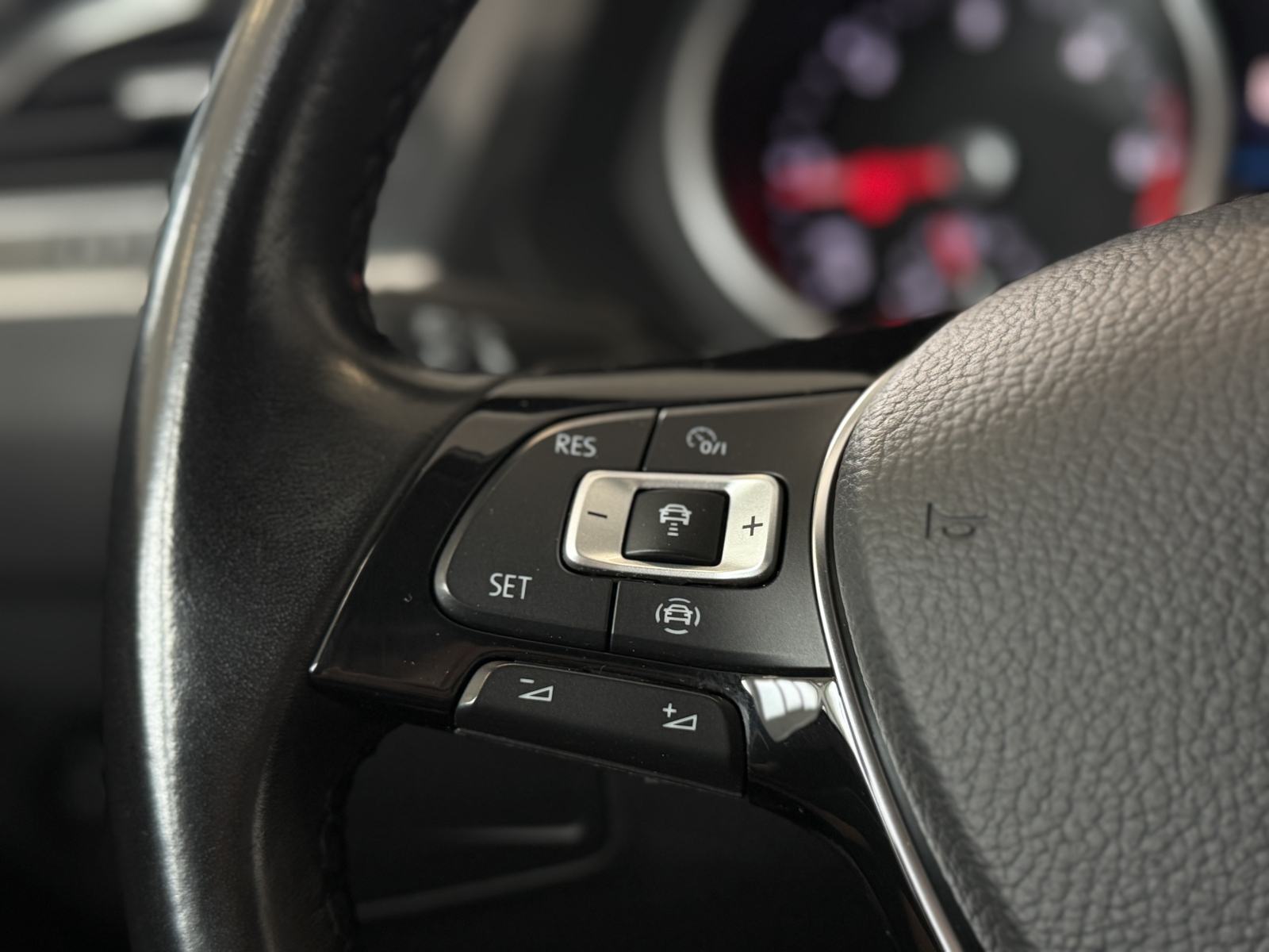 VW Tiguan 2,0 TDI DSG • 4X4 • ACC • JAMSTVO 24MJ • LEASING 0% UČEŠĆA, fotografija 13