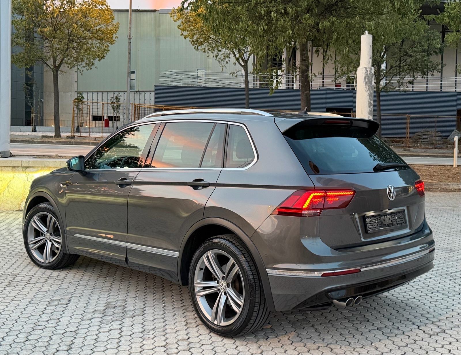 VW TIGUAN 2.0 TDI _ DSG ! ~ R LINE ~ MATRIX LED,VIRTUAL,KAMERA,ACC, fotografija 3