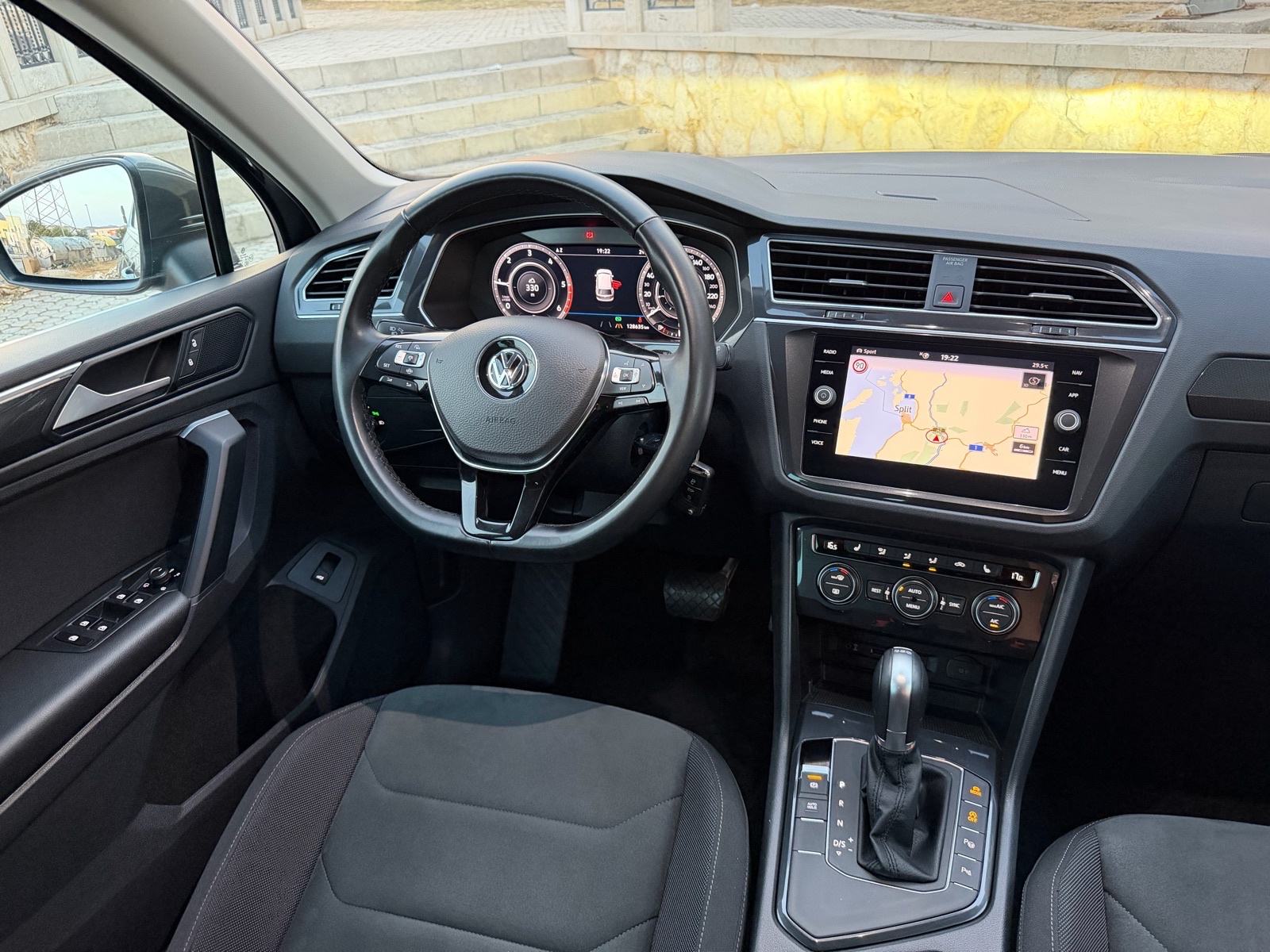 VW TIGUAN 2.0 TDI _ DSG ! ~ R LINE ~ MATRIX LED,VIRTUAL,KAMERA,ACC, fotografija 15
