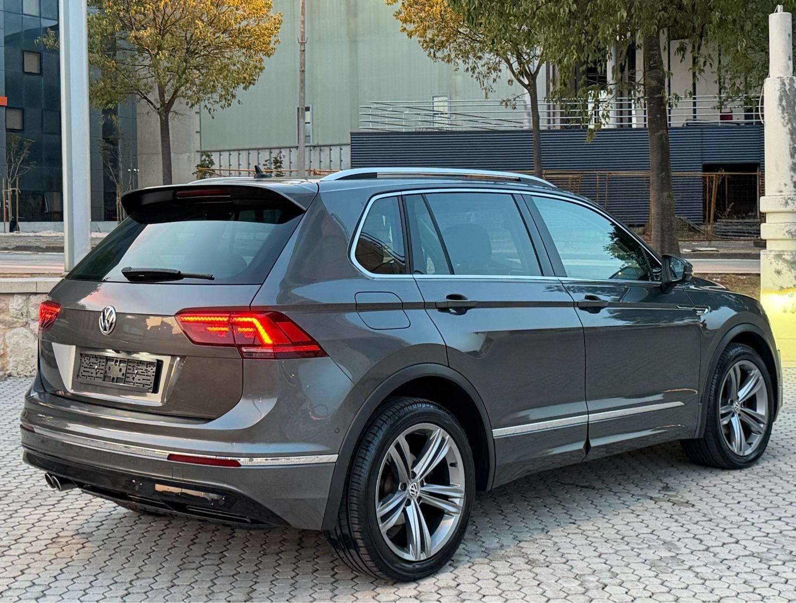 VW TIGUAN 2.0 TDI _ DSG ! ~ R LINE ~ MATRIX LED,VIRTUAL,KAMERA,ACC, fotografija 4