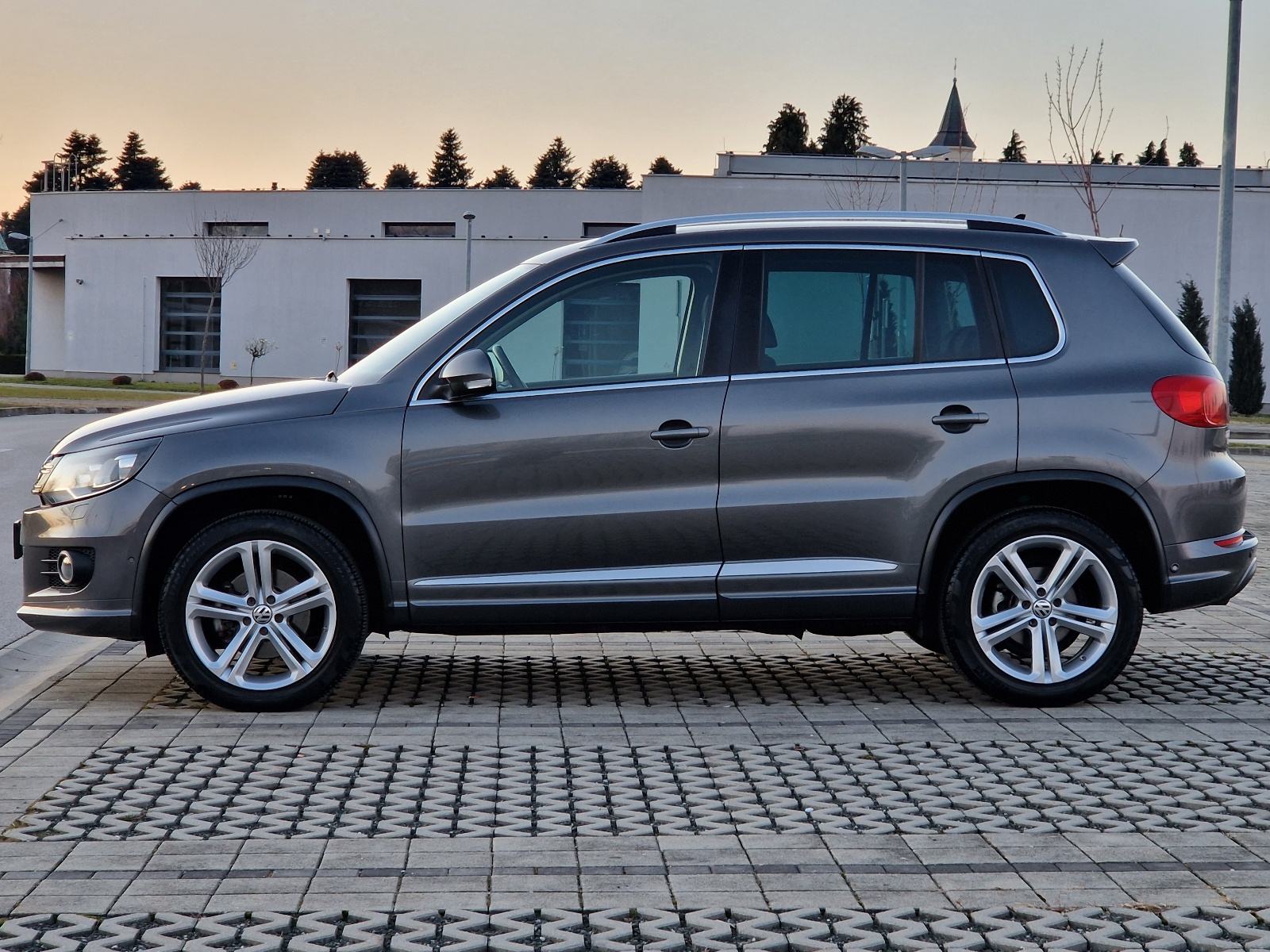 VW TIGUAN 2.0 TDI BMT R-LINE HIGHLINE - 1.VLASNIK-SERVISNA-ATRAKTIVAN, fotografija 10