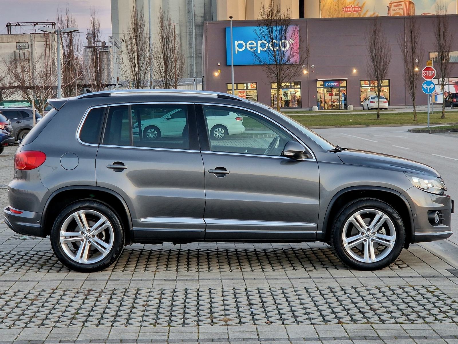 VW TIGUAN 2.0 TDI BMT R-LINE HIGHLINE - 1.VLASNIK-SERVISNA-ATRAKTIVAN, fotografija 6