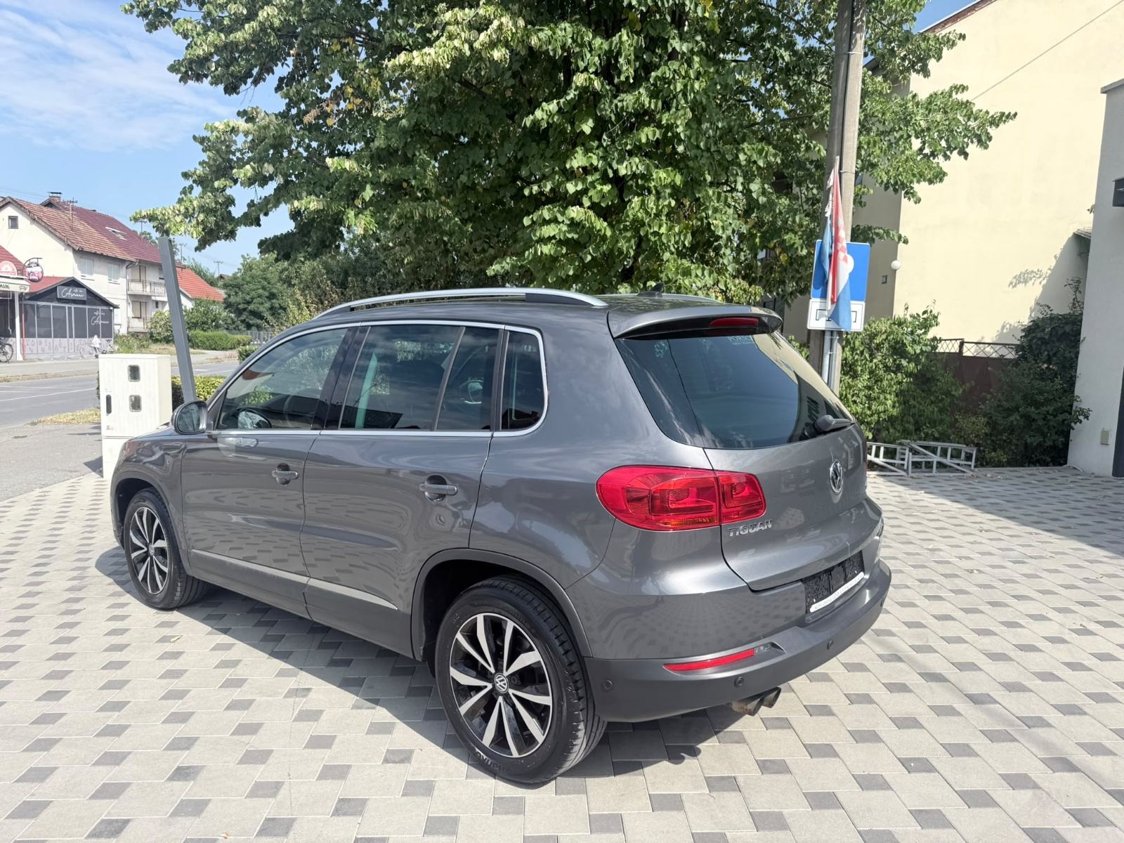 VW TIGUAN 2,0 TDI LOUNGE,XENON,LED,NAVI,VELIKI SERVIS, fotografija 4