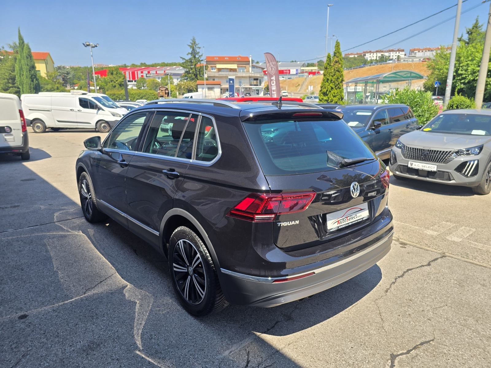 VW Tiguan 2,0 TDI DSG - 2020 - 4x4 - SERVISNA - GARANCIJA - REG.1.GOD, fotografija 6