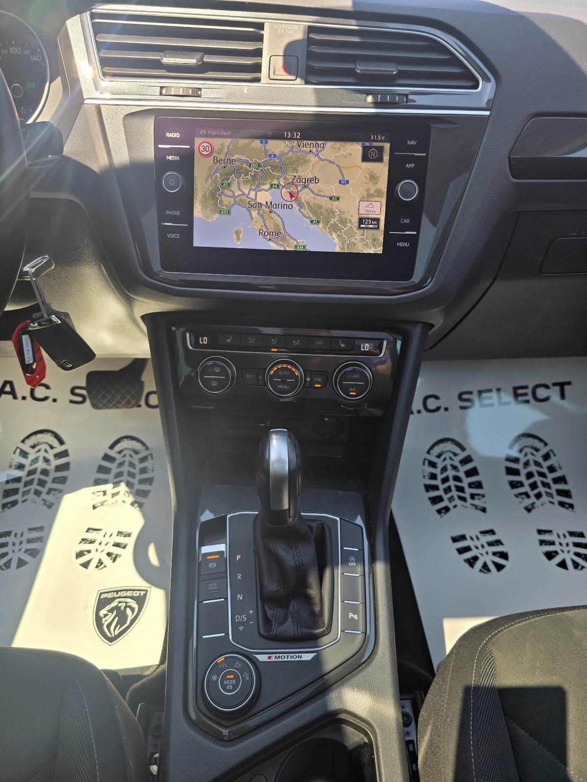 VW Tiguan 2,0 TDI DSG - 2020 - 4x4 - SERVISNA - GARANCIJA - REG.1.GOD, fotografija 13