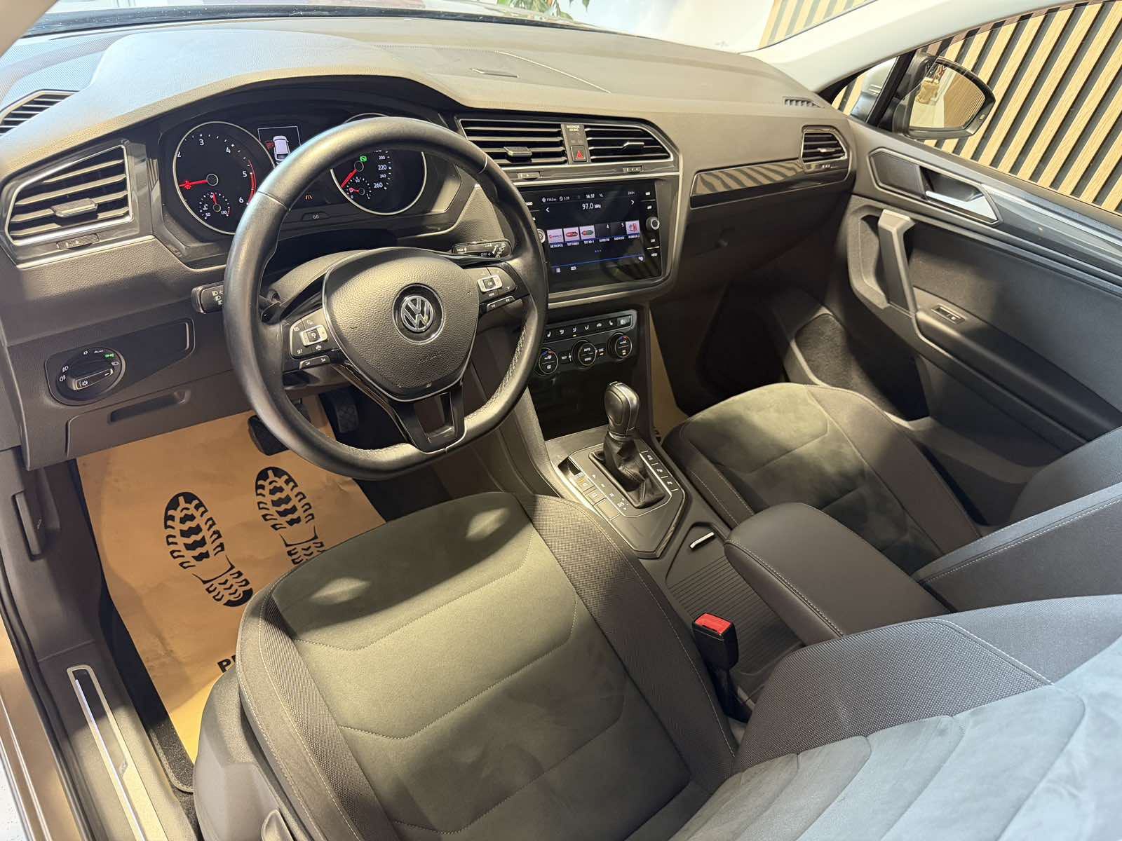 VW Tiguan 2,0 TDI HIGHLINE DSG* SAMO 55 TKM - ALACNATARA-12 MJ JAMSTVO, fotografija 16