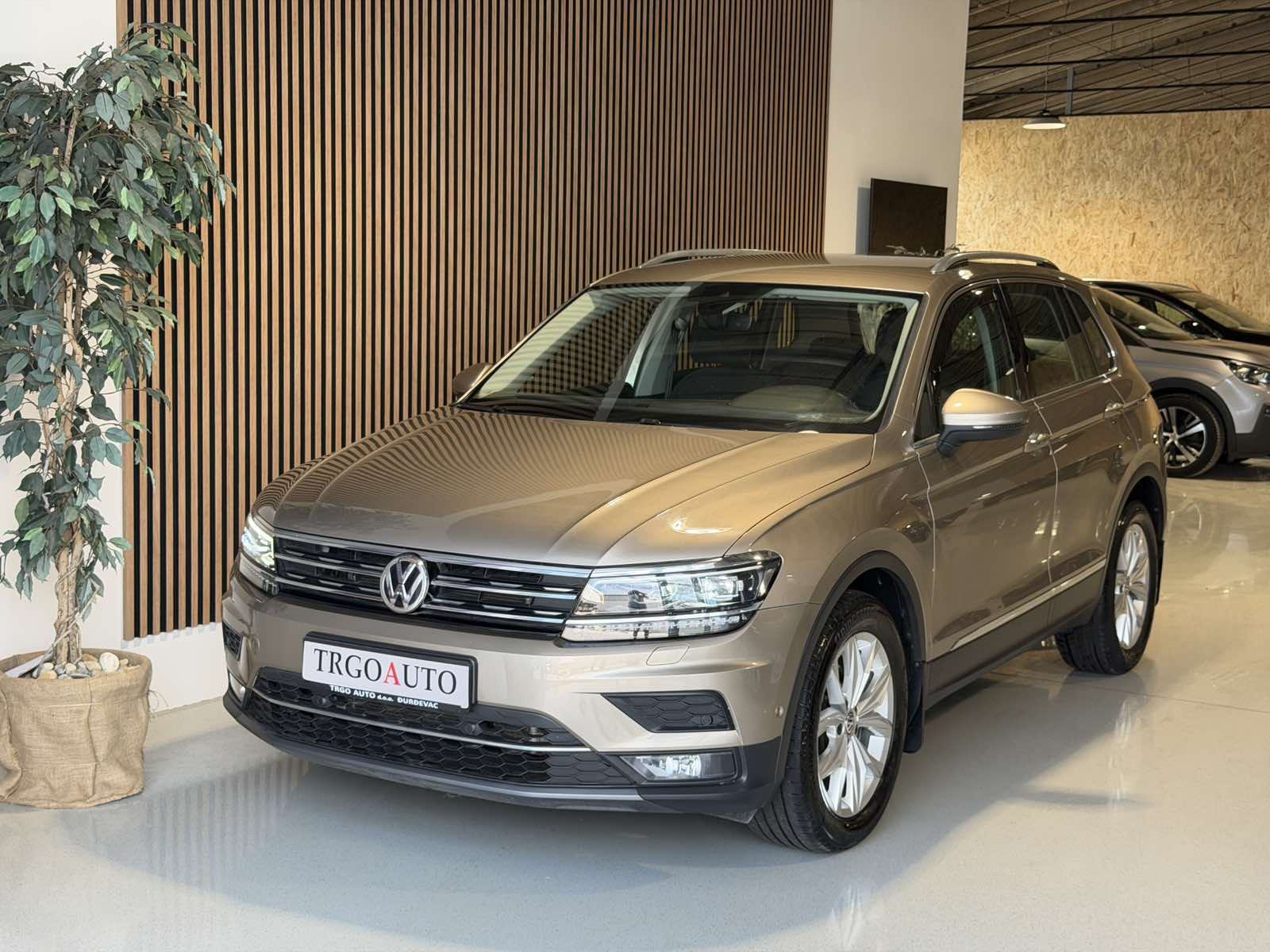 VW Tiguan 2,0 TDI HIGHLINE DSG* SAMO 55 TKM - ALACNATARA-12 MJ JAMSTVO, fotografija 4