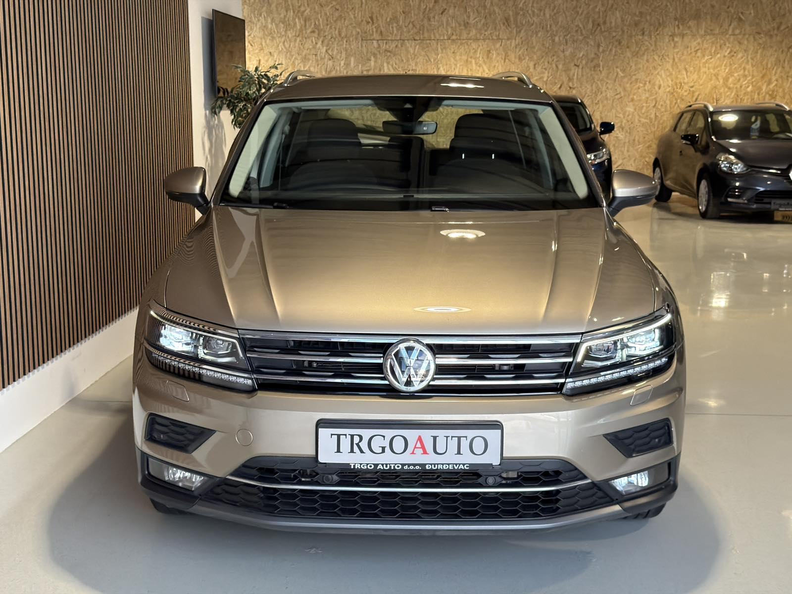VW Tiguan 2,0 TDI HIGHLINE DSG* SAMO 55 TKM - ALACNATARA-12 MJ JAMSTVO, fotografija 3
