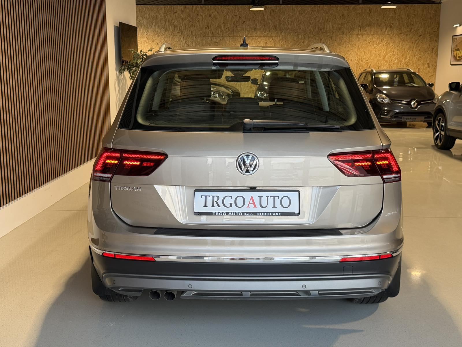VW Tiguan 2,0 TDI HIGHLINE DSG* SAMO 55 TKM - ALACNATARA-12 MJ JAMSTVO, fotografija 7