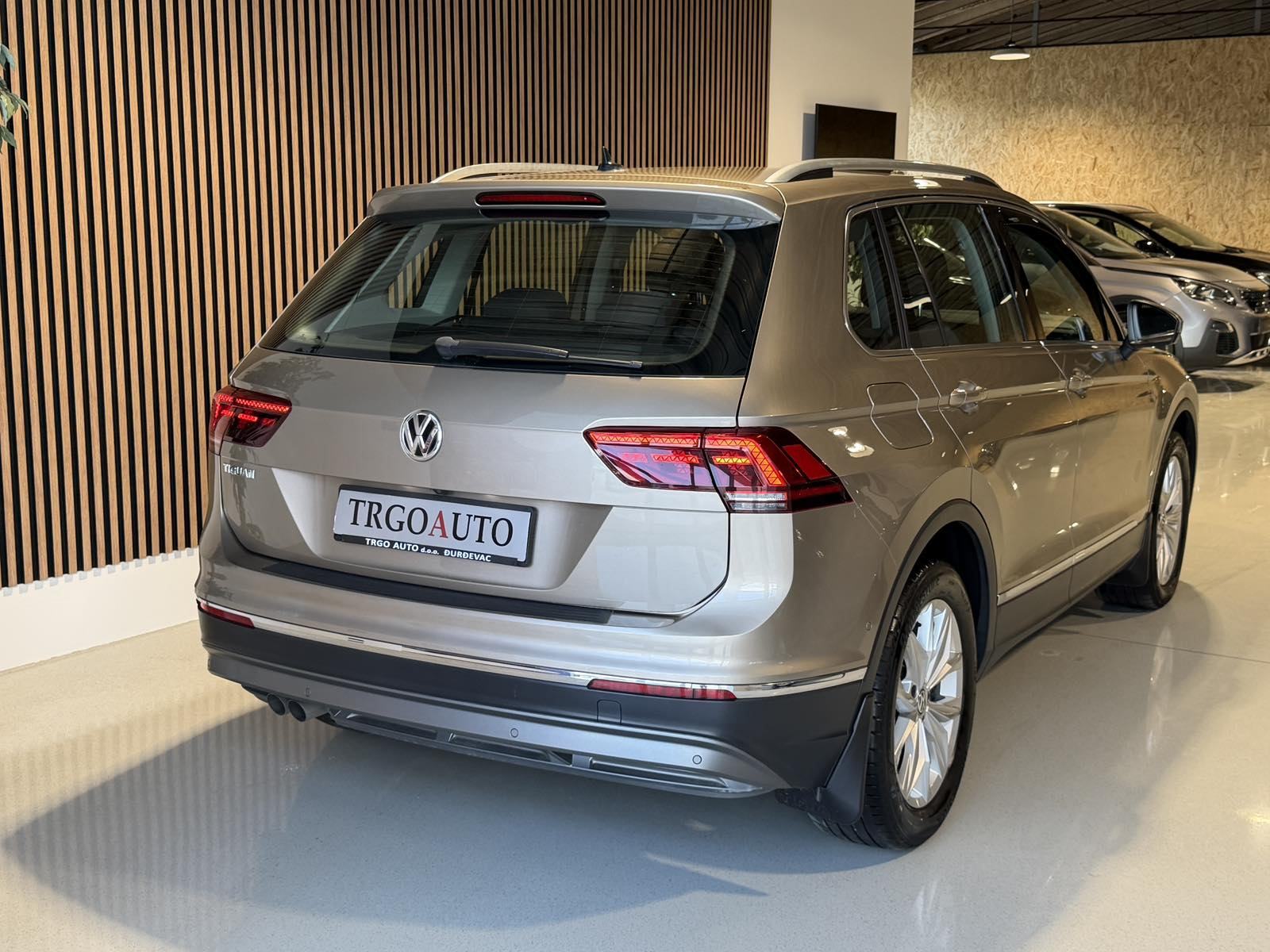 VW Tiguan 2,0 TDI HIGHLINE DSG* SAMO 55 TKM - ALACNATARA-12 MJ JAMSTVO, fotografija 8