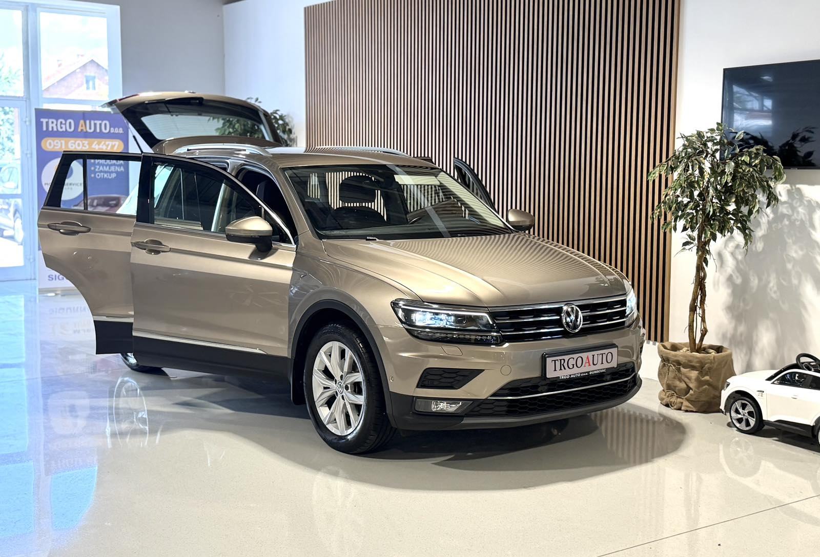 VW Tiguan 2,0 TDI HIGHLINE DSG* SAMO 55 TKM - ALACNATARA-12 MJ JAMSTVO, fotografija 2