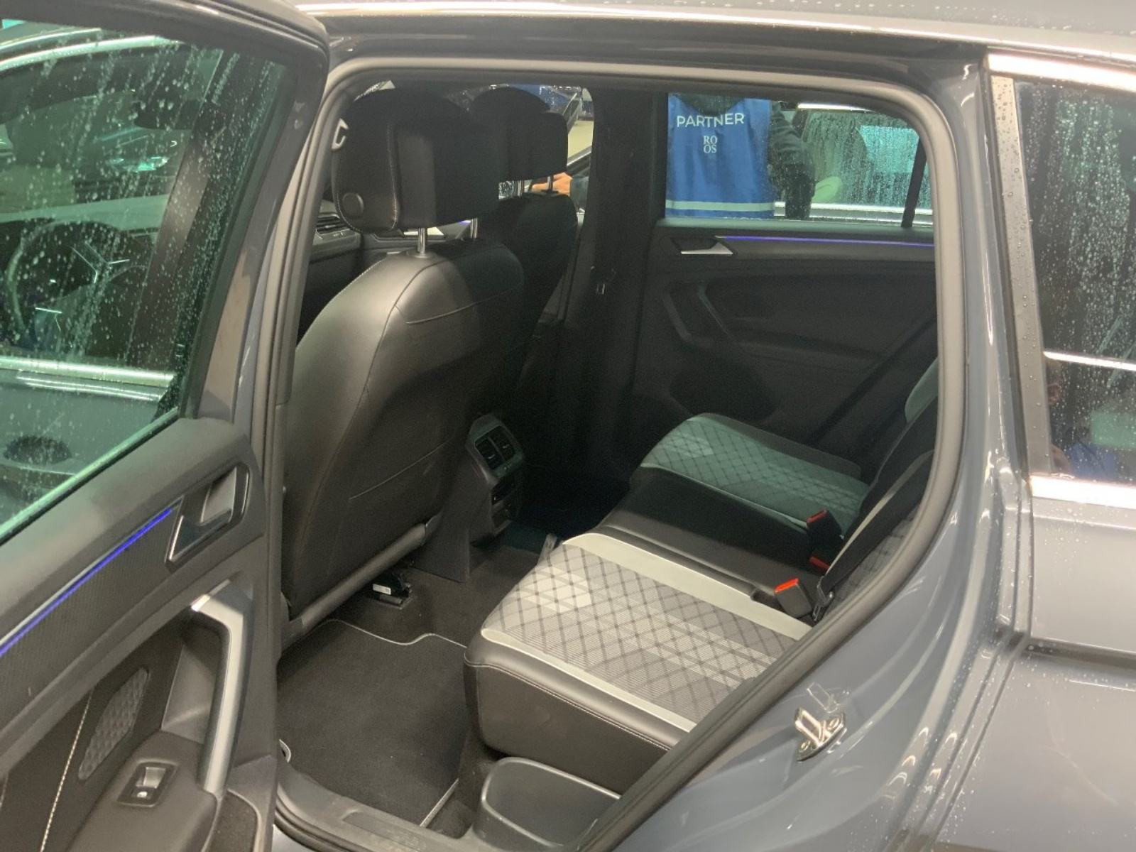 VW Tiguan 2,0 TDI DSG R - LINE ** U DOLASKU !!, fotografija 7