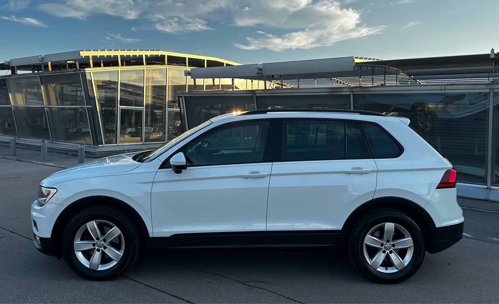 VW Tiguan 2,0 TDI*Hr.Auto*Reg.04/2027*Servisna*Veliki servis*, fotografija 5