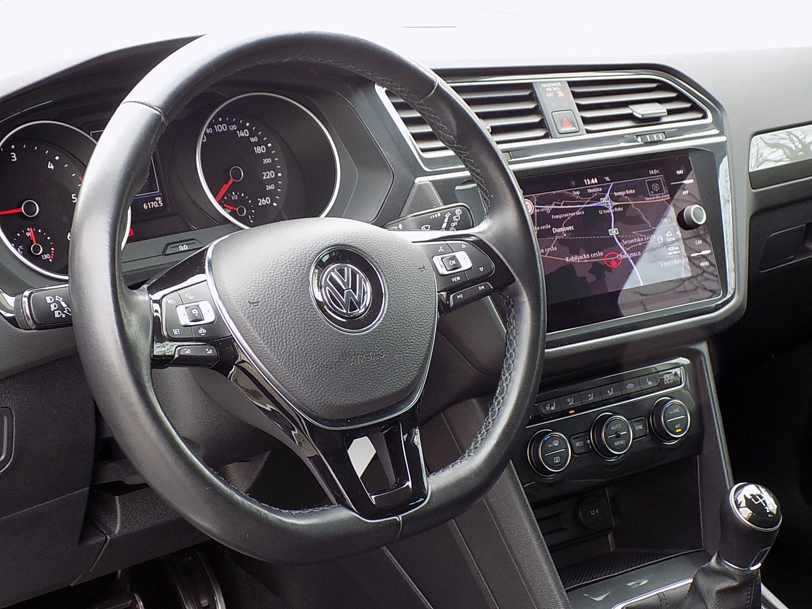VW Tiguan 2,0 TDI / R LINE / LED / NAVI / ALU 19" / PDC / JAMSTVO, fotografija 10