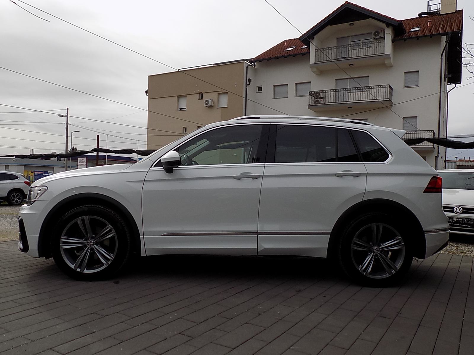 VW Tiguan 2,0 TDI / R LINE / LED / NAVI / ALU 19" / PDC / JAMSTVO, fotografija 5
