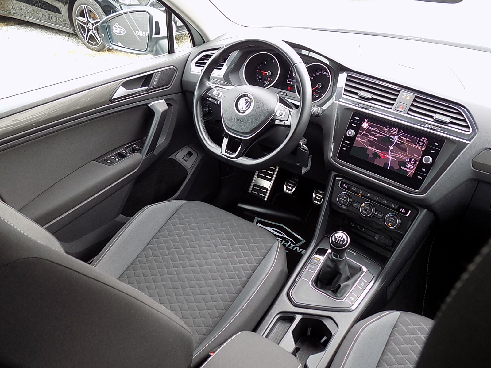 VW Tiguan 2,0 TDI / R LINE / LED / NAVI / ALU 19" / PDC / JAMSTVO, fotografija 16