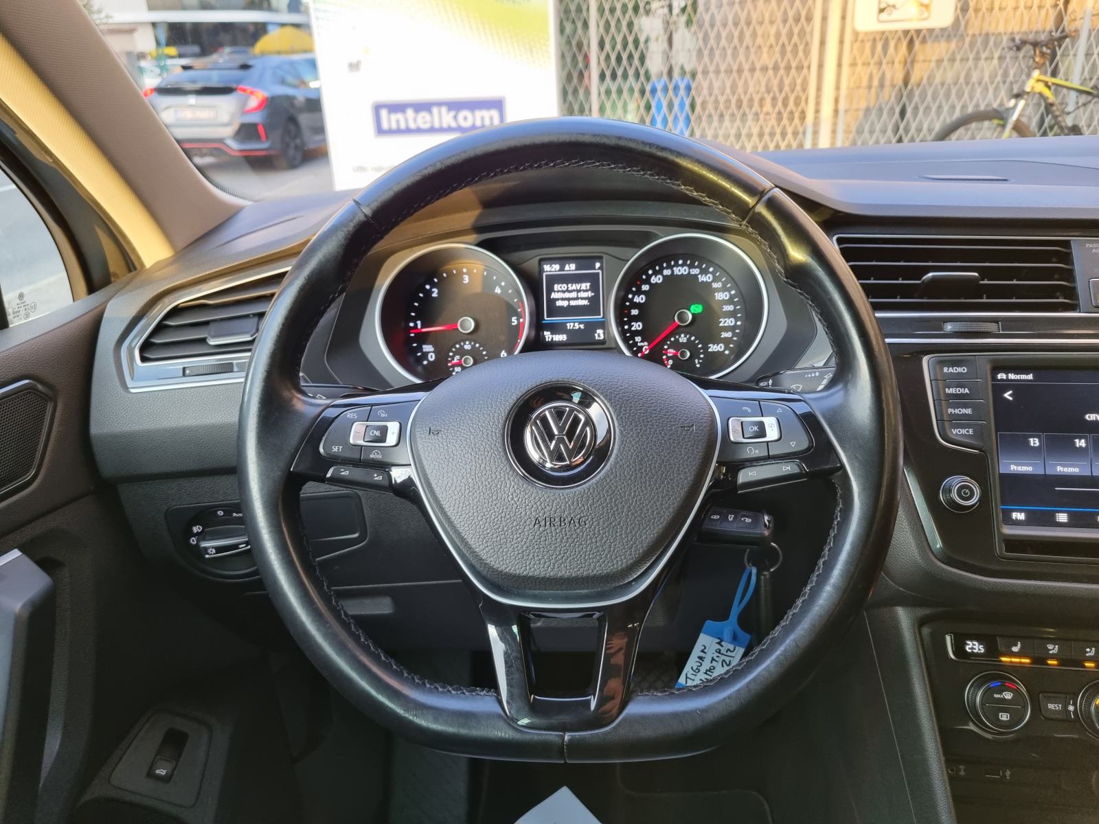 VW TIGUAN 2,0 TDI-4x4- 150ks-DSG-HIGHLINE OPREMA-KAMERA-REG 04/2027, fotografija 15