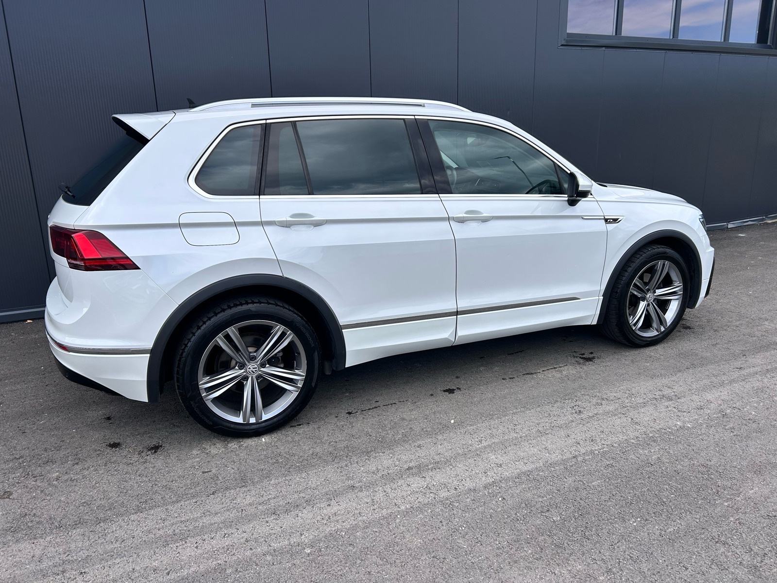 VW Tiguan R Line ,2,0 TDI, Matrix , Head up, Webasto, Veliki servis, fotografija 3