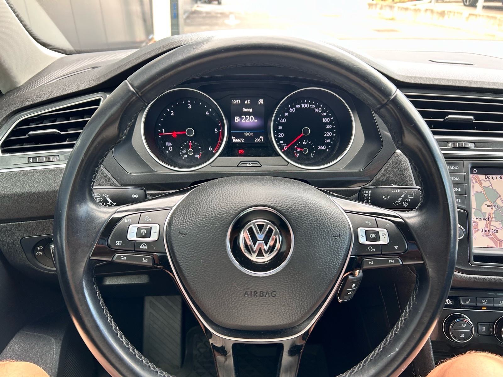 VW Tiguan R Line ,2,0 TDI, Matrix , Head up, Webasto, Veliki servis, fotografija 17