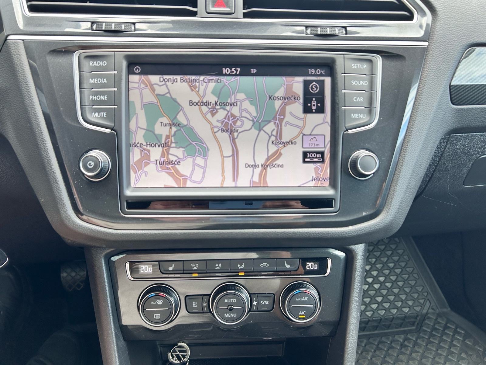 VW Tiguan R Line ,2,0 TDI, Matrix , Head up, Webasto, Veliki servis, fotografija 16
