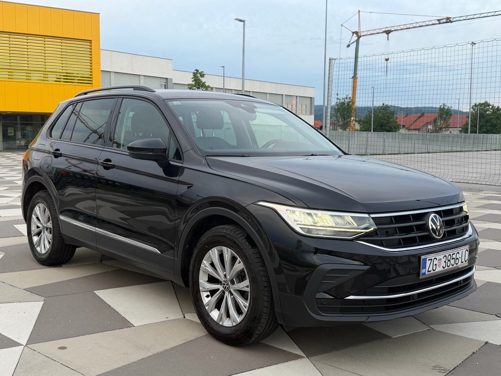 VW Tiguan 2,0 TDI DSG - ACC, LED, VELIKI + MALI SERVIS, REG. 05/2027, fotografija 2