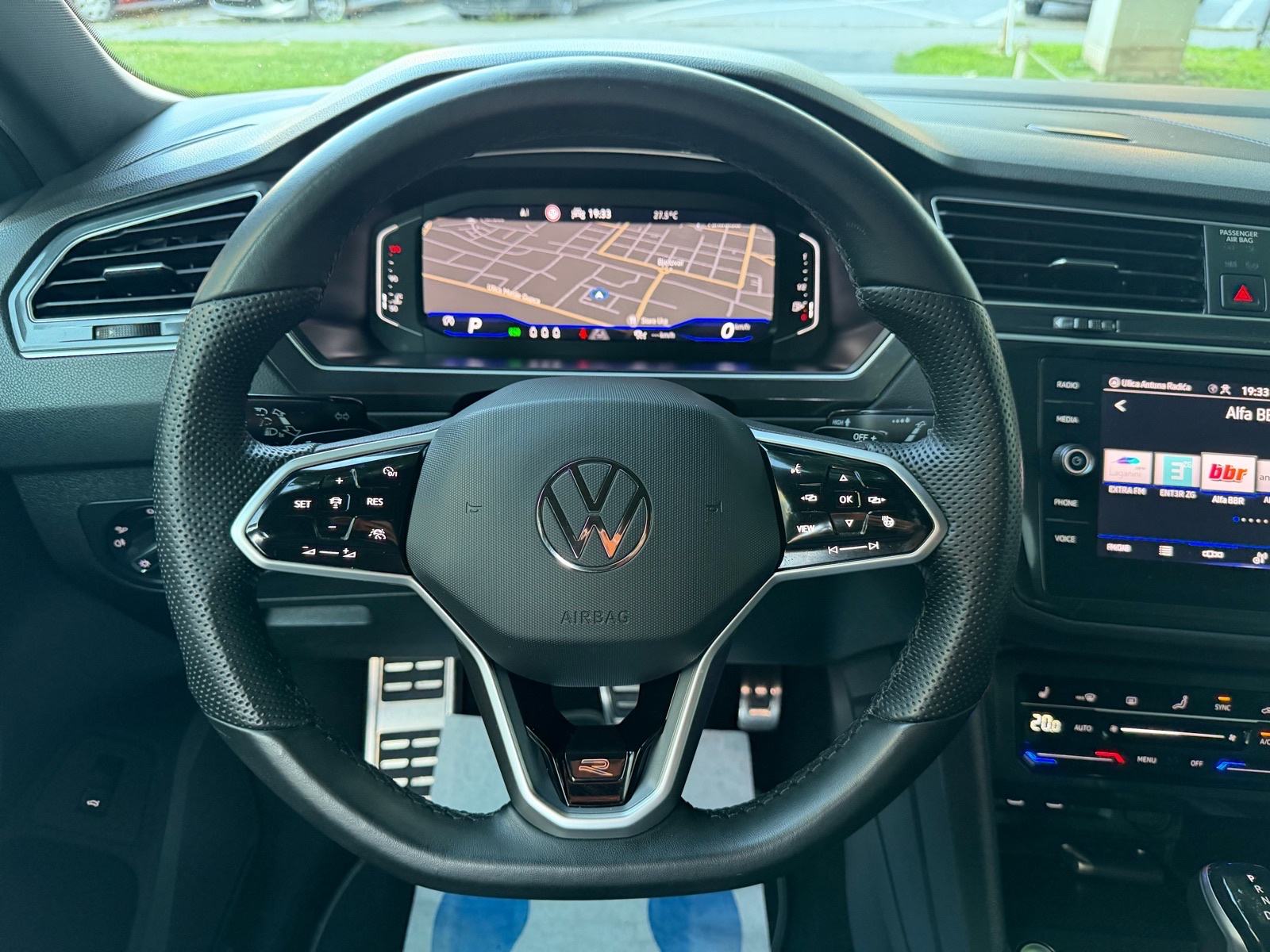VW Tiguan 2.0Tdi DSG * R Line *MATRIX, VIRTUAL,KOŽA, KAMERA* SERVISNA, fotografija 11