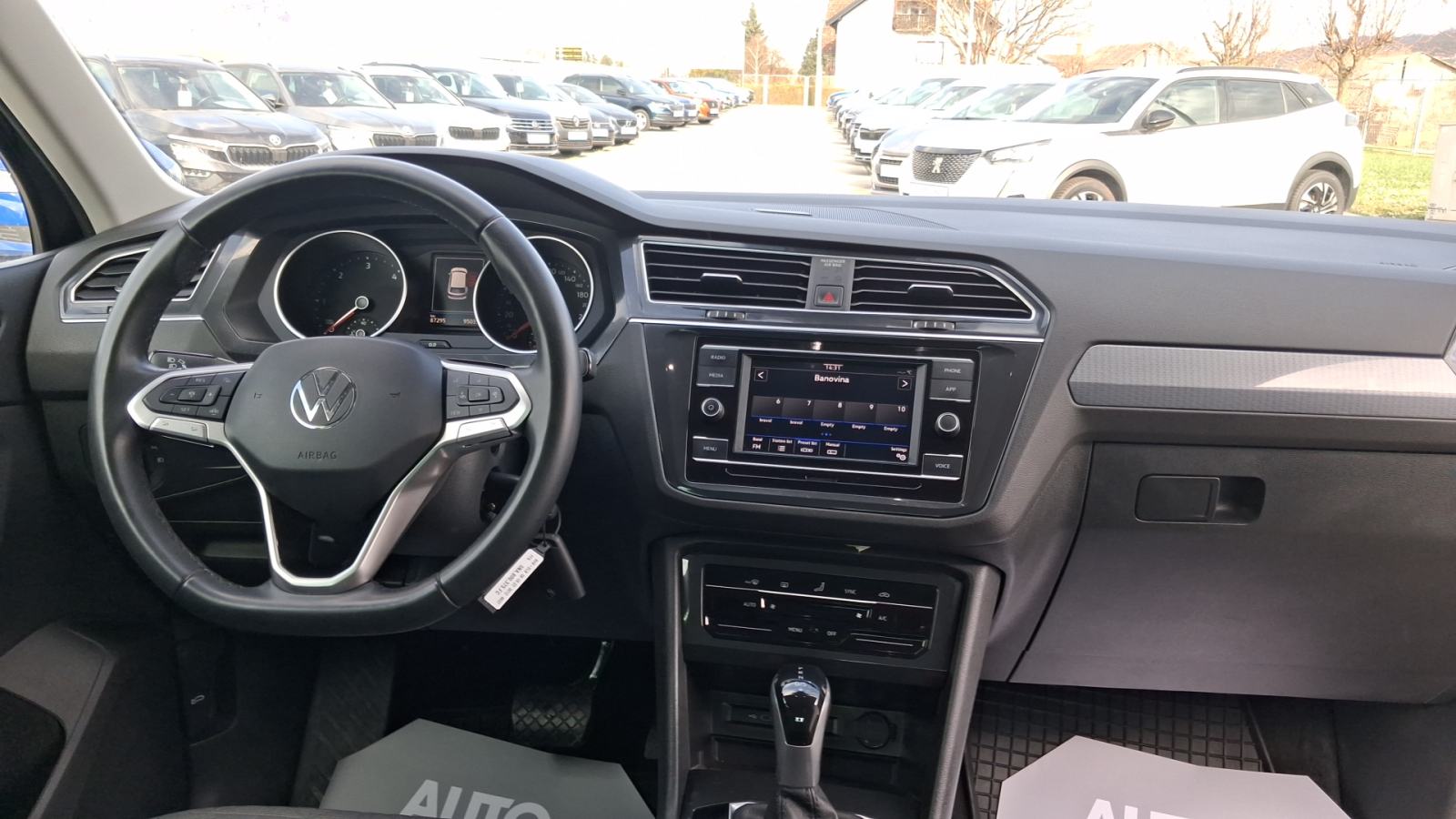 VW TIGUAN 2023 • PREMIUM jamstvo • AutoZubak Rabljena, fotografija 11