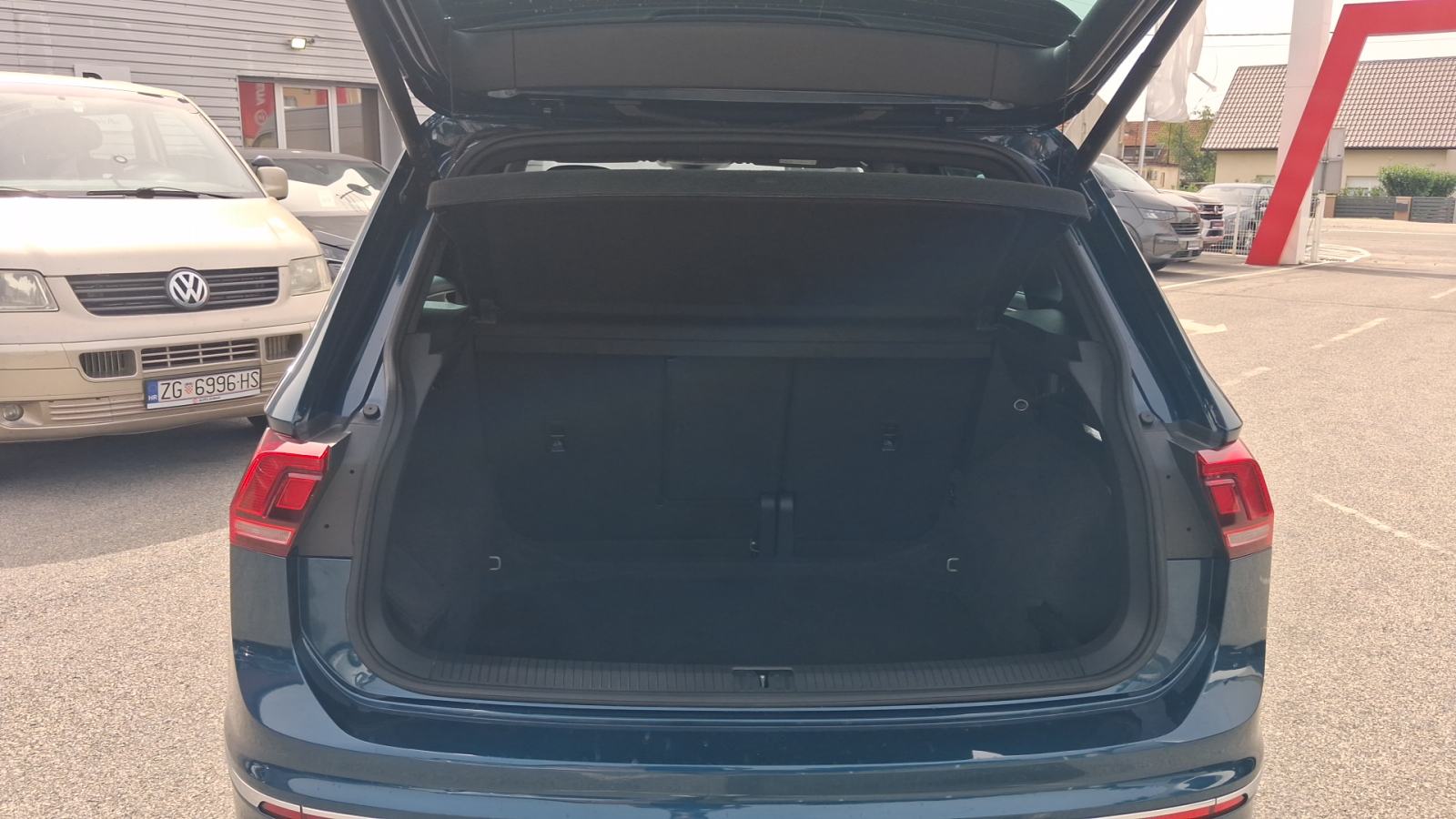 VW TIGUAN 2023 • PREMIUM jamstvo • AutoZubak Rabljena, fotografija 12