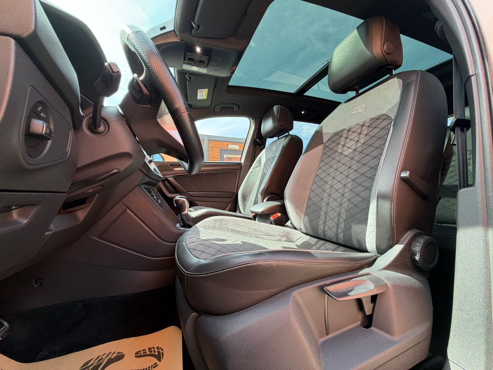 VW Tiguan Allspace 2.0 TDI automat •2024•R Line•Pano•LeasingBezUčešća•, fotografija 9