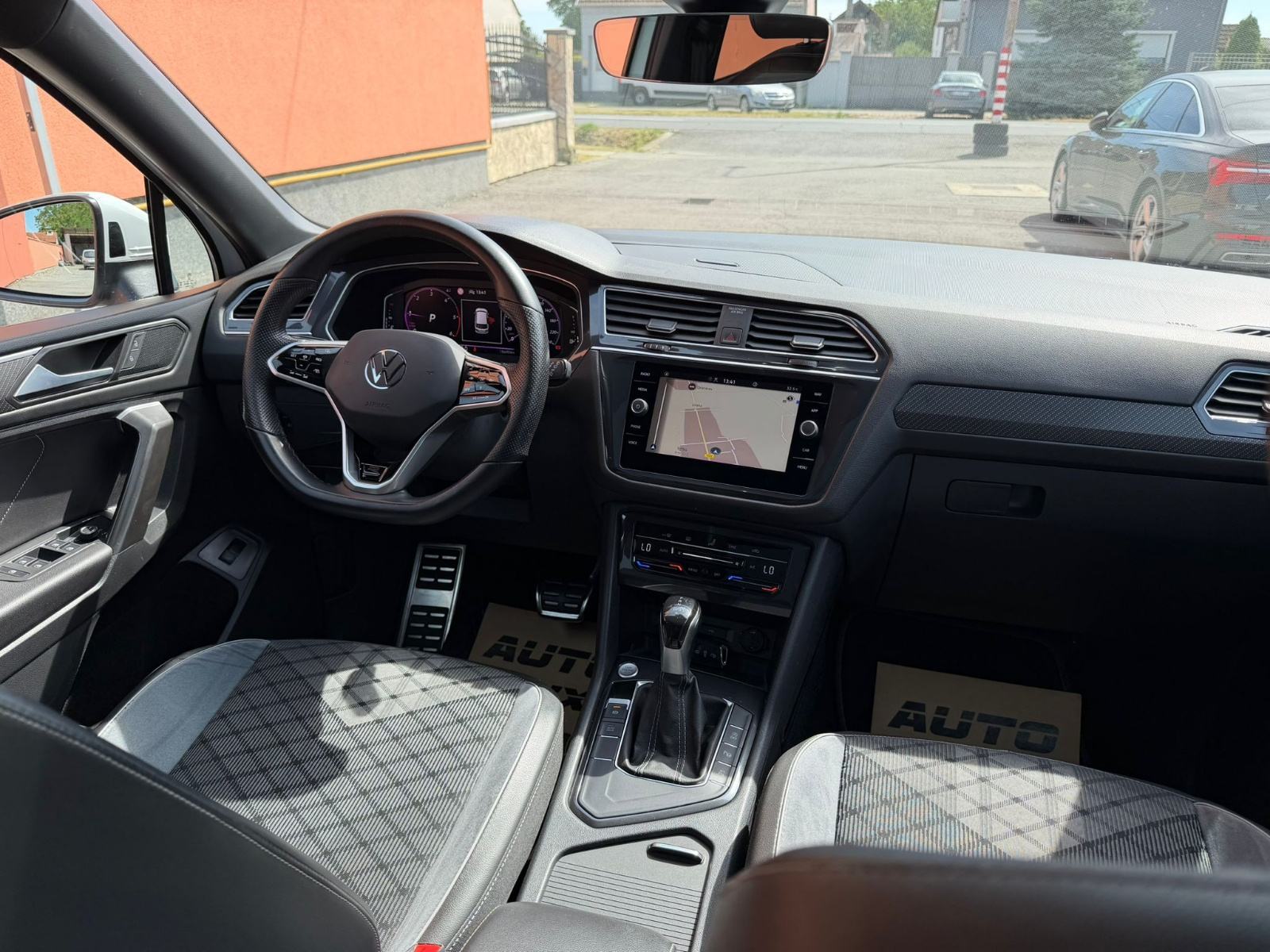 VW Tiguan Allspace 2.0 TDI automat •2024•R Line•Pano•LeasingBezUčešća•, fotografija 12
