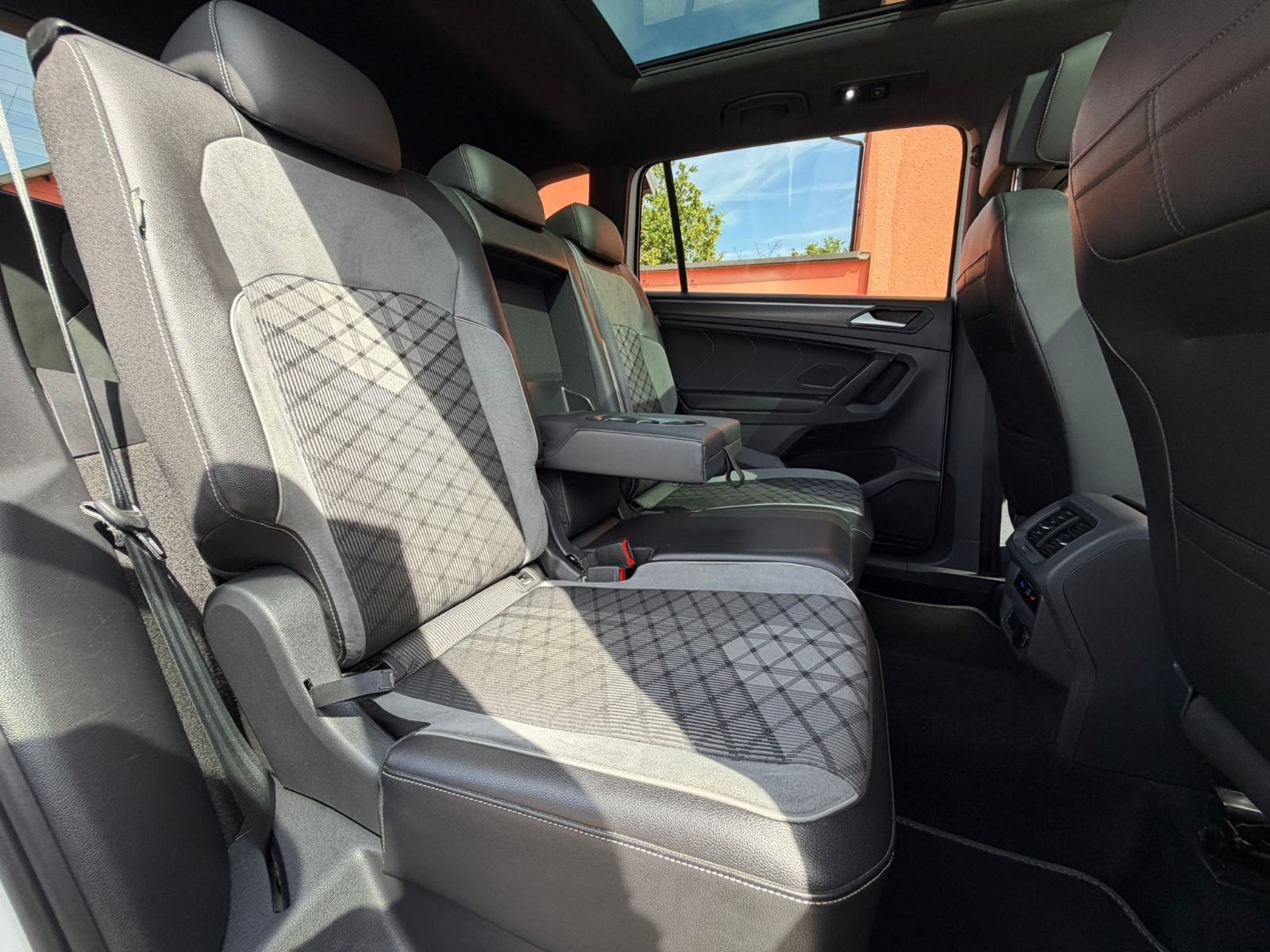 VW Tiguan Allspace 2.0 TDI automat •2024•R Line•Pano•LeasingBezUčešća•, fotografija 15