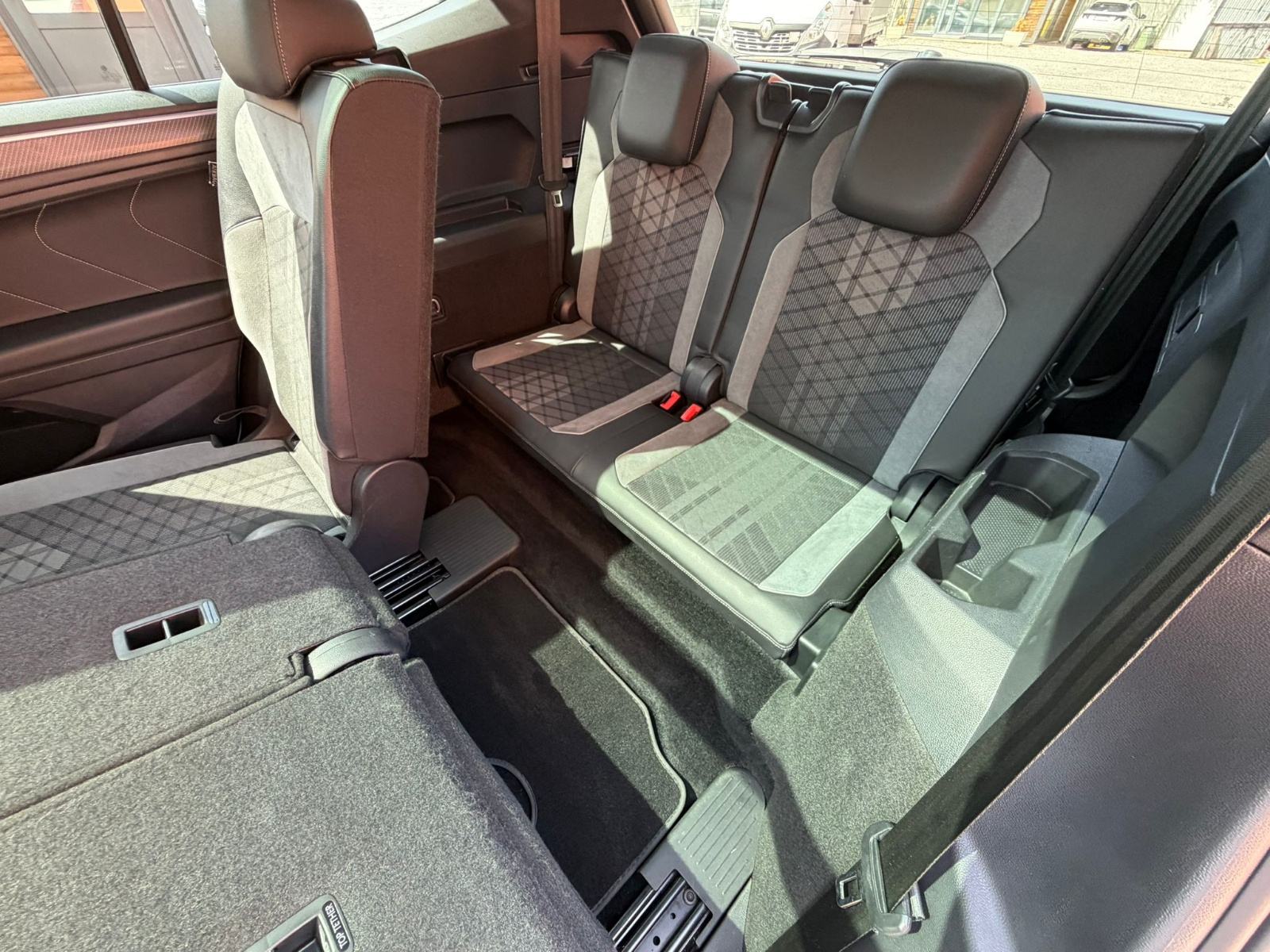 VW Tiguan Allspace 2.0 TDI automat •2024•R Line•Pano•LeasingBezUčešća•, fotografija 18