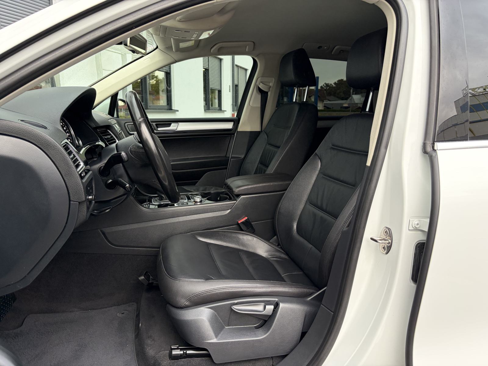 VW TOUAREG 3,0 TDI 4x4 • KAO NOVI, FULL OPREMA, AUTOMATIC • REDIZAJN •, fotografija 11