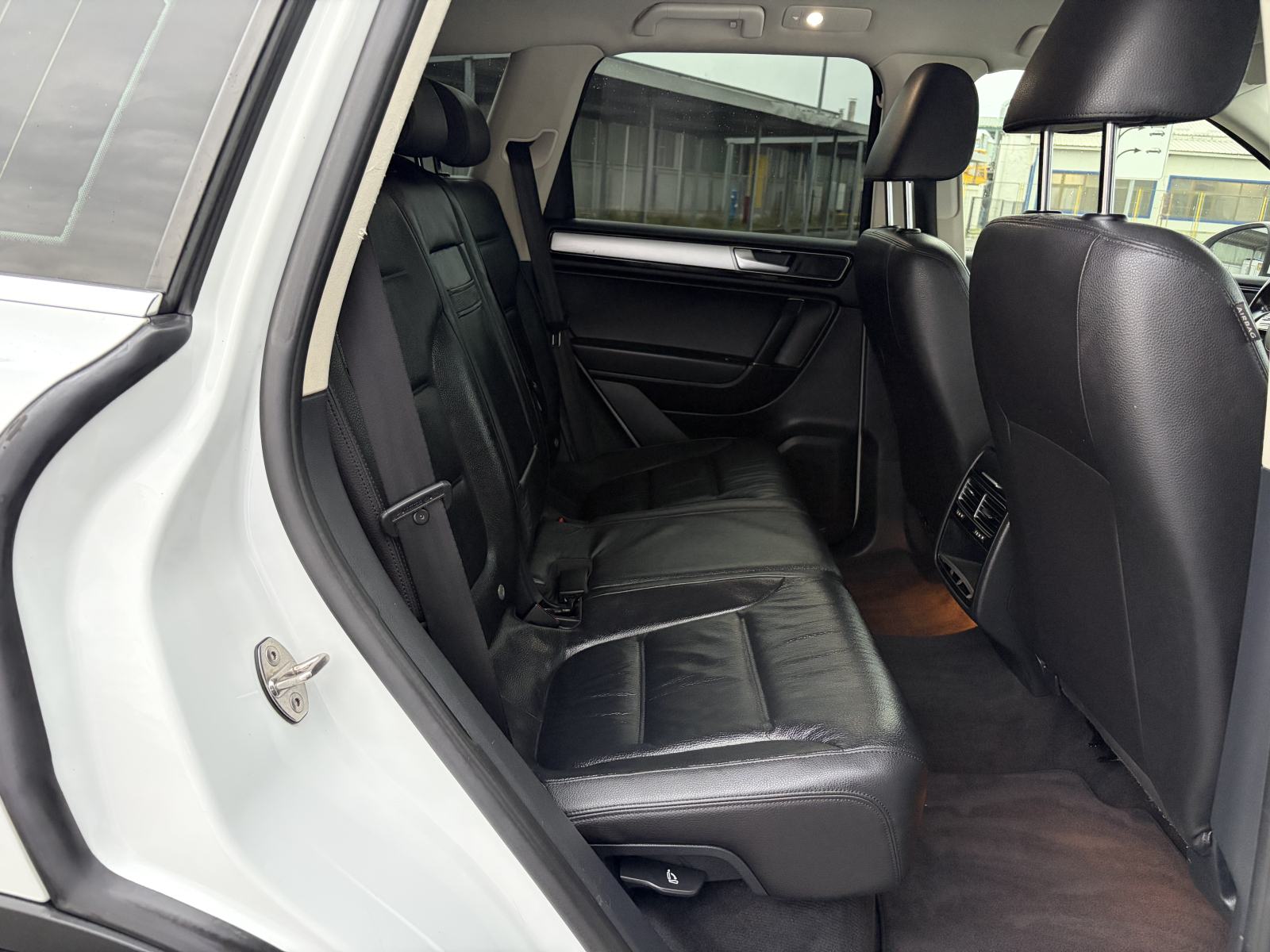 VW TOUAREG 3,0 TDI 4x4 • KAO NOVI, FULL OPREMA, AUTOMATIC • REDIZAJN •, fotografija 17