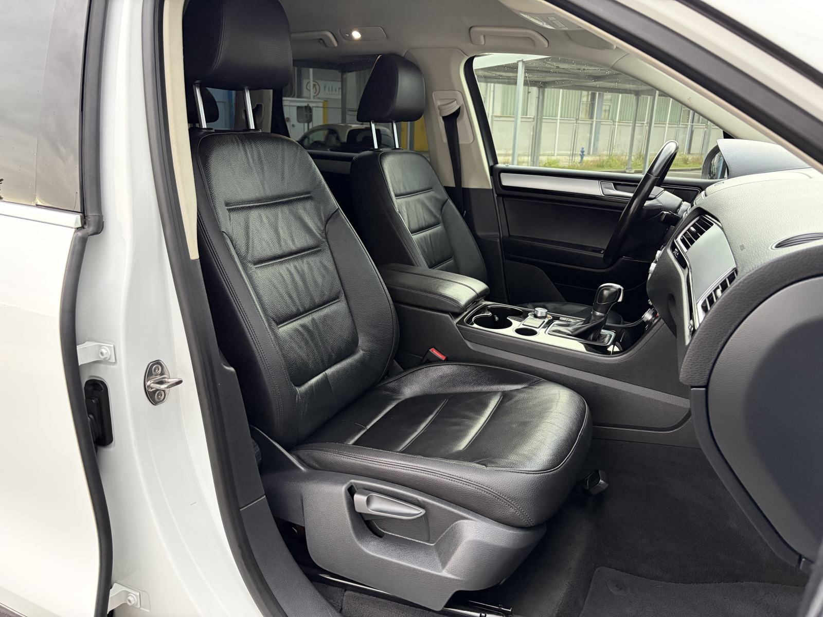 VW TOUAREG 3,0 TDI 4x4 • KAO NOVI, FULL OPREMA, AUTOMATIC • REDIZAJN •, fotografija 18