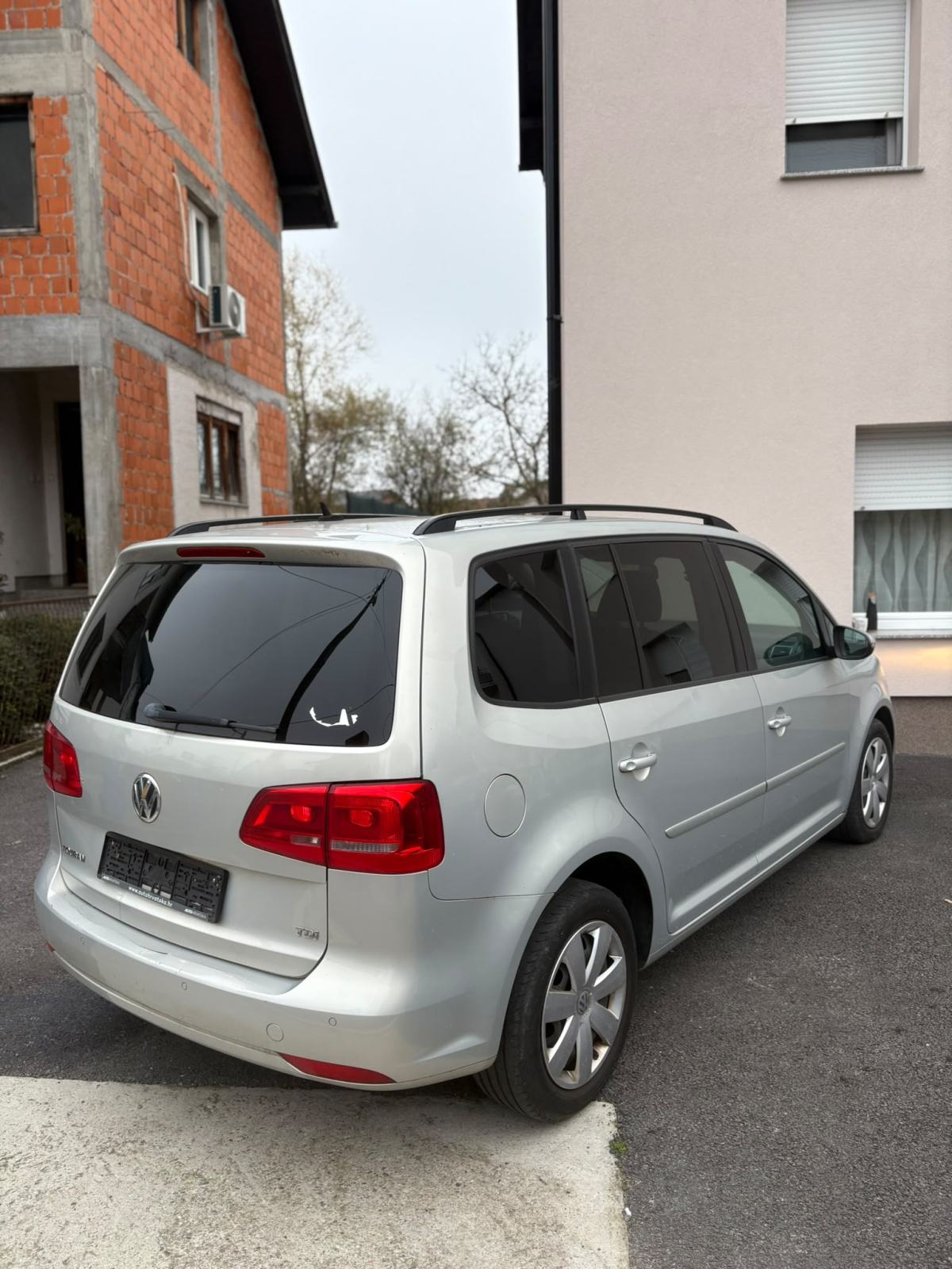 VW Touran 1.6 TDI 7 SJEDALA HR AUTO, fotografija 4