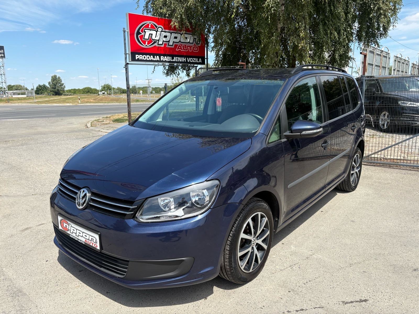 VW Touran 1,6 TDI 7 SJEDALA - KLIMA - NAVI - AUTOKREDIT, pogled izvana - slika 1
